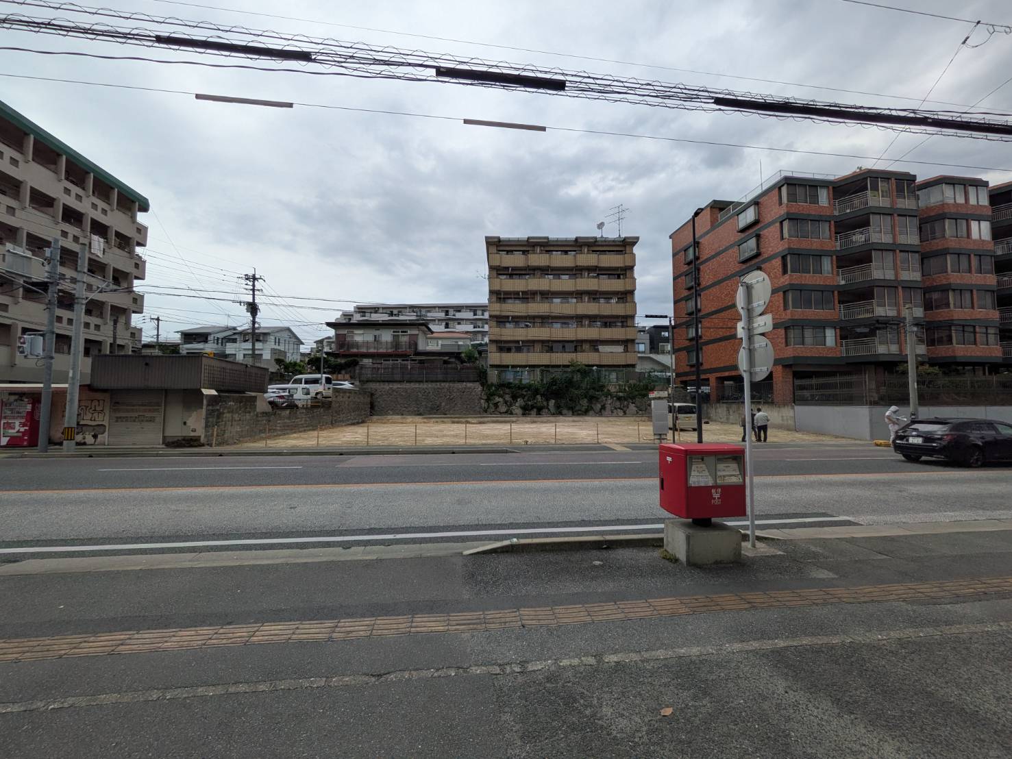 解体後のさら地(同じ道路位置・赤いポスト)