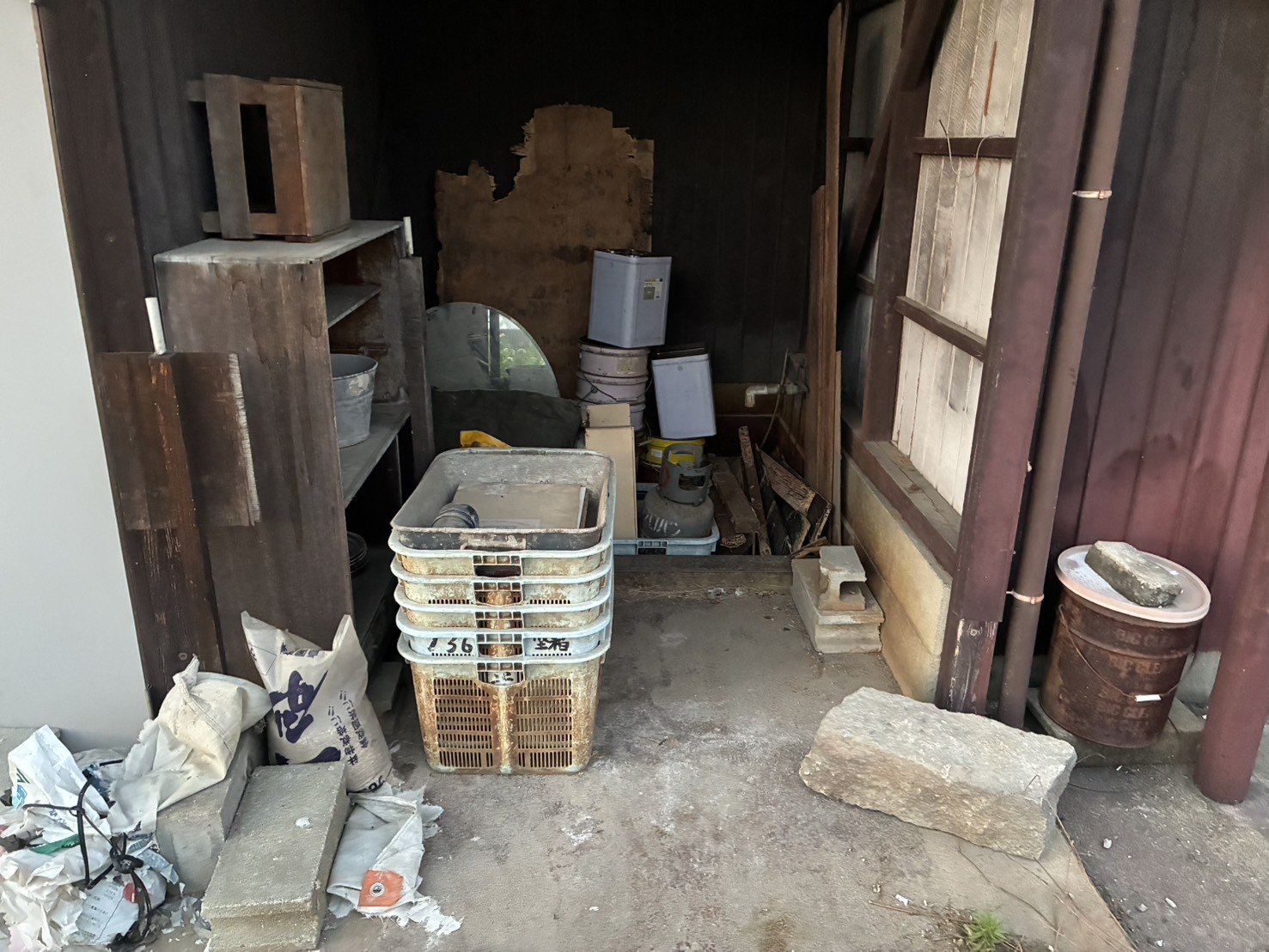 作業小屋の中に残された残置物