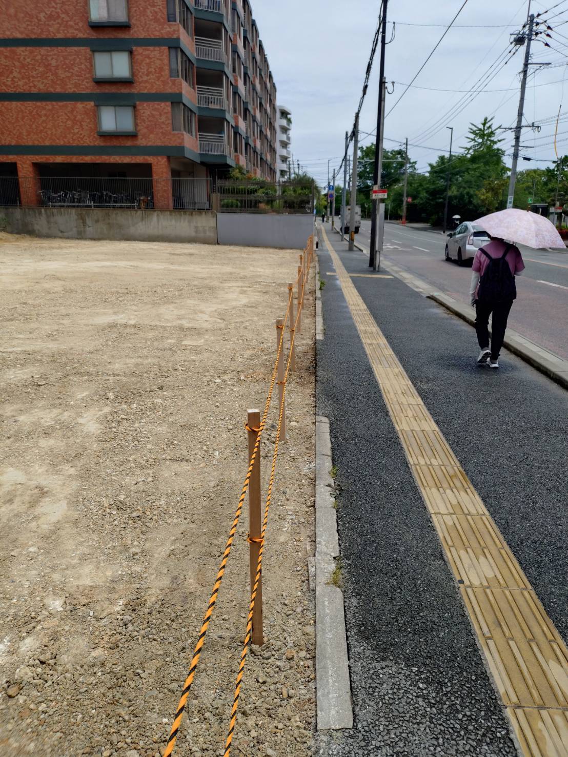 歩道沿いに安全ロープを張った現場