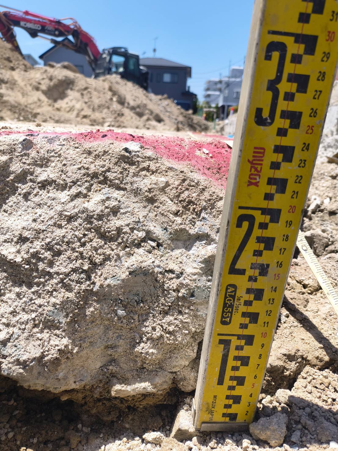 大野城市白木原 地中から出た旧基礎の大きさを箱尺で計測