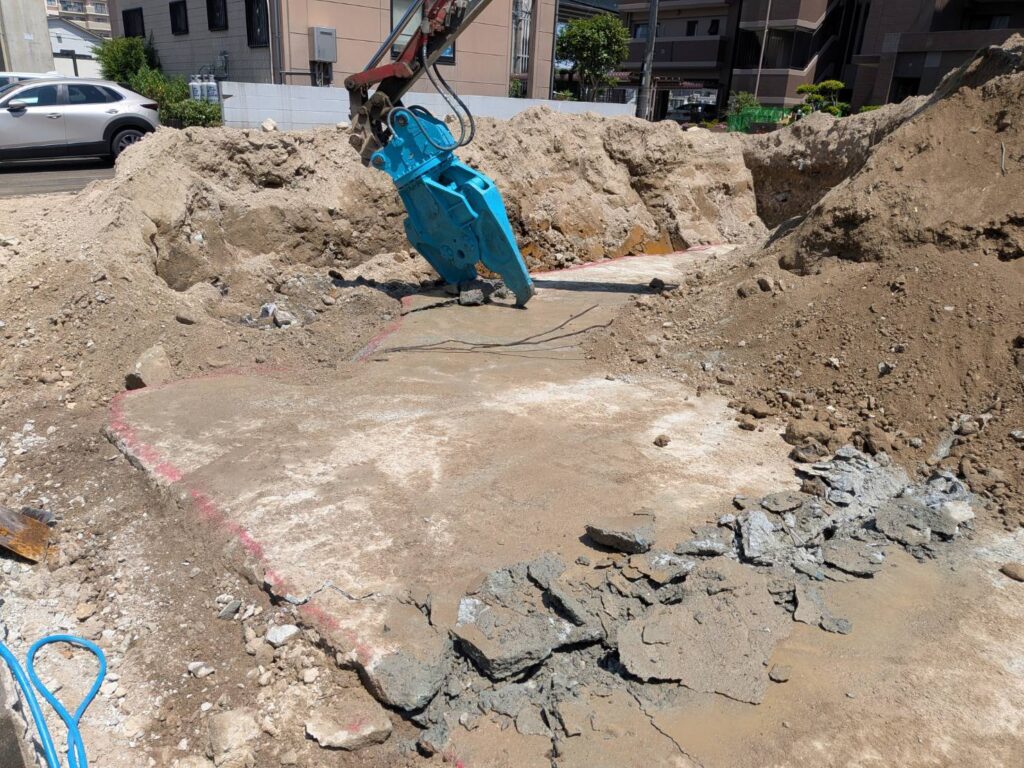 【大野城市】解体中に地中から現れた「旧建物の基礎」をていねいに撤去｜地中埋設物の解体レポート🚜