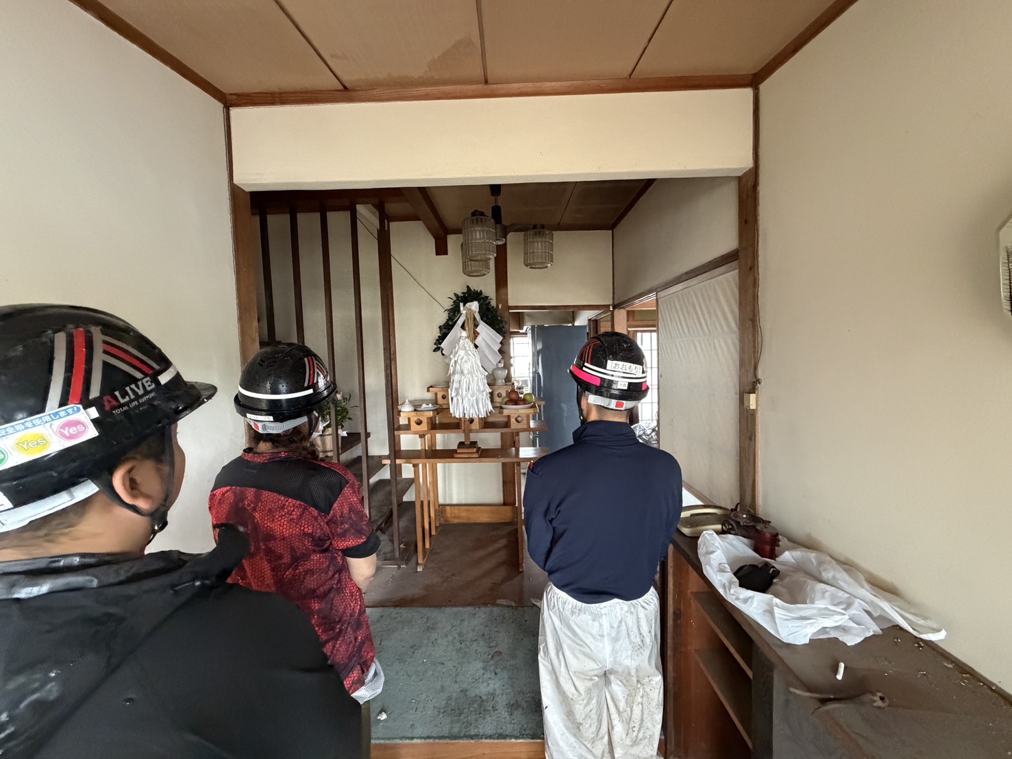 室内に設えた祭壇でのお祓いの様子