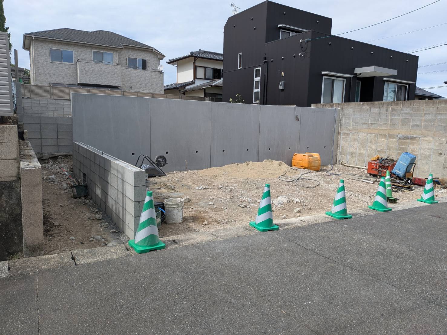 安全コーンを並べ近隣に配慮しながら進める生の松原の造成現場