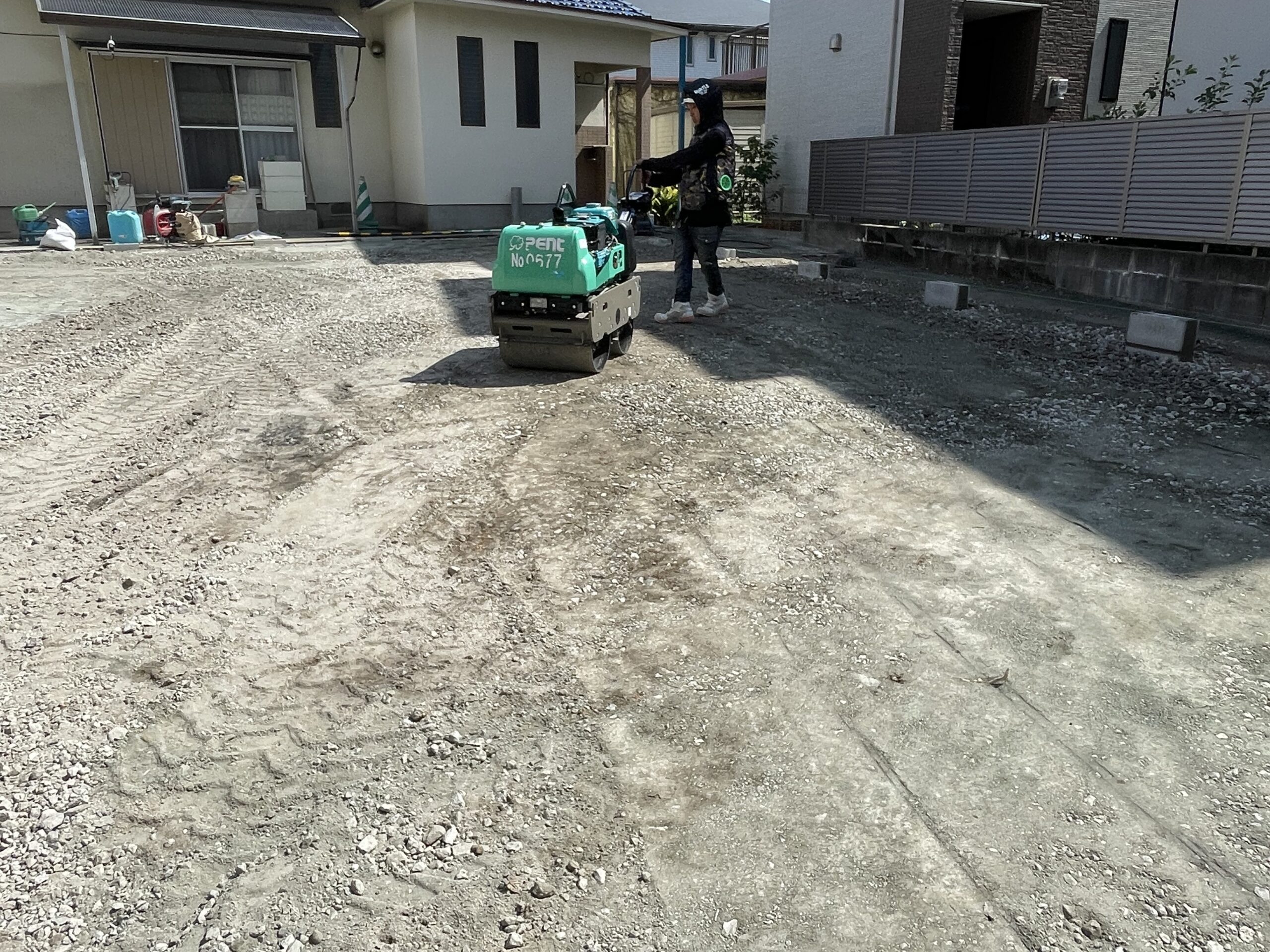 福岡市中央区警固の解体後の現場で整地・転圧を進める様子