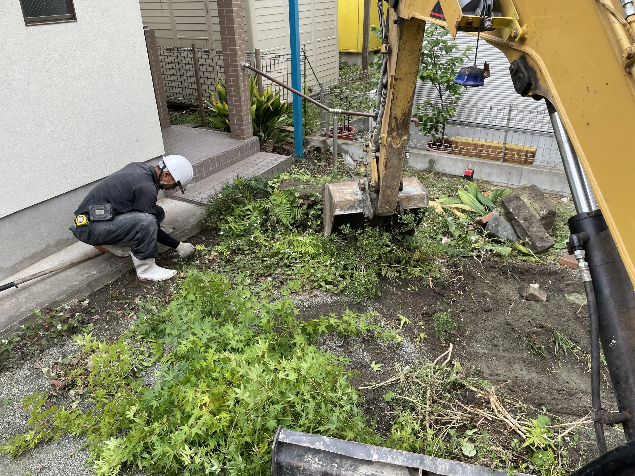 重機と手作業を組み合わせて植栽や根をていねいに取り除く作業