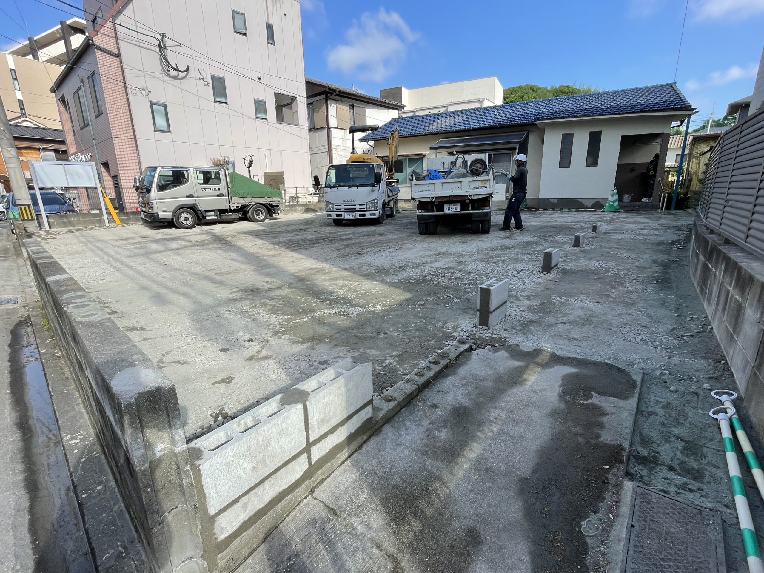 細かな金物を手作業でていねいに切断する職人
