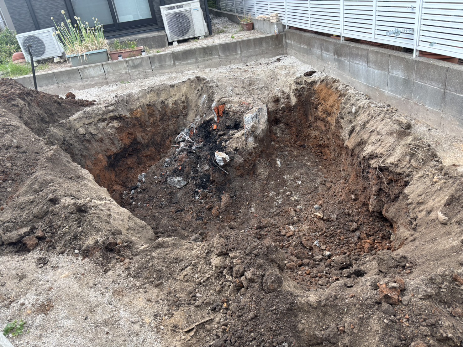 解体後の地中から現れた旧建物の煙突の基礎