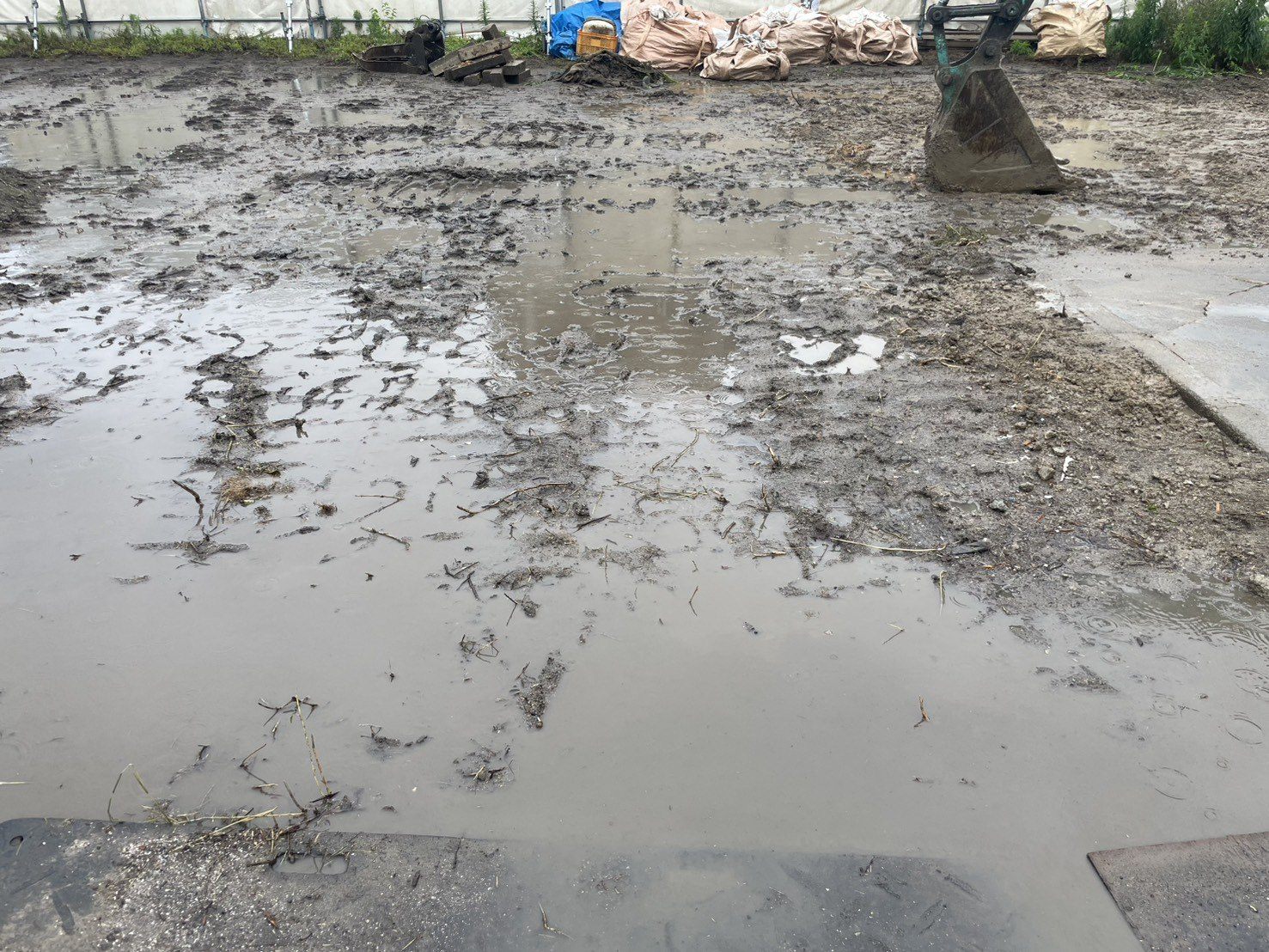 雨の中、ていねいに進める整地作業