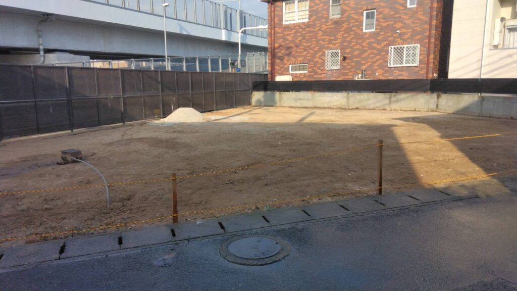 【福岡市城南区梅林】木造2階建の解体事例｜幹線道路沿いの角地を、近隣配慮とともにきれいな更地へ