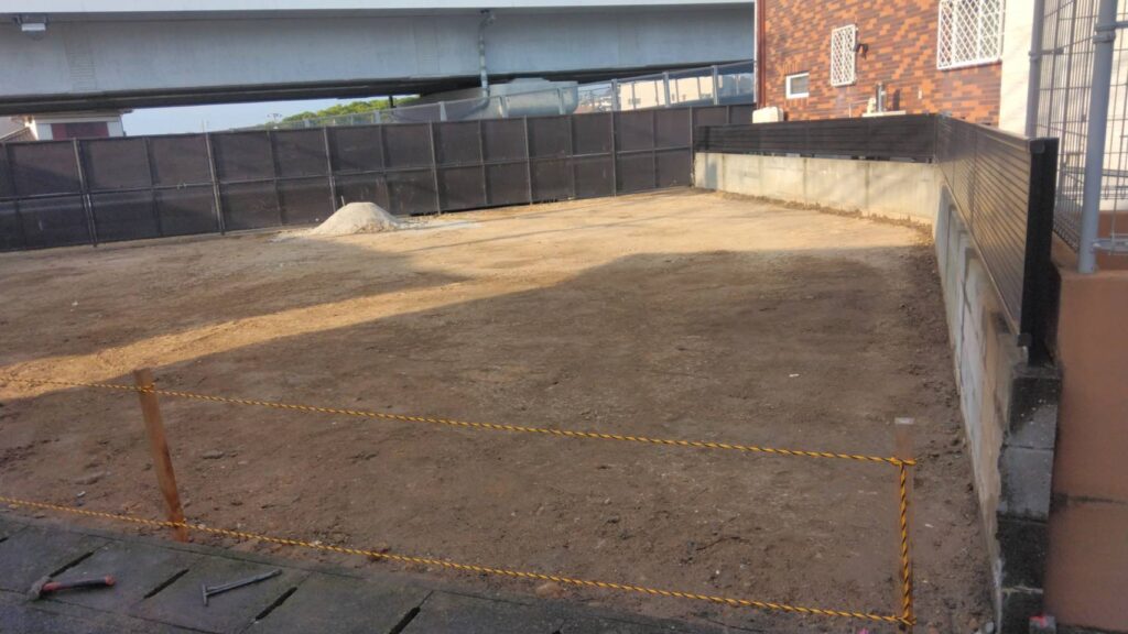 福岡市城南区梅林の解体完工・高架沿いの更地と整地材