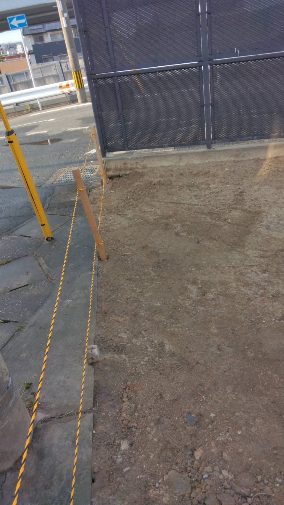 交通量の多い幹線道路沿いの角地に整えられた、城南区梅林の更地
