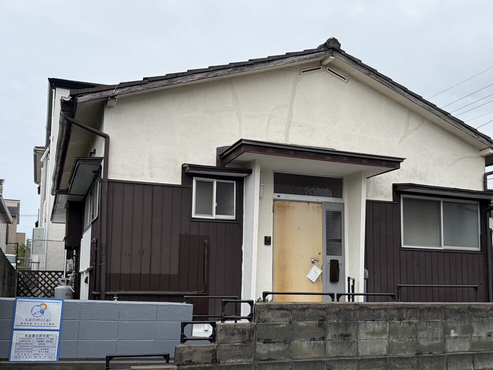 福岡市早良区・有田の木造平屋の玄関正面。当社の建設業許可票が現地に掲示された様子