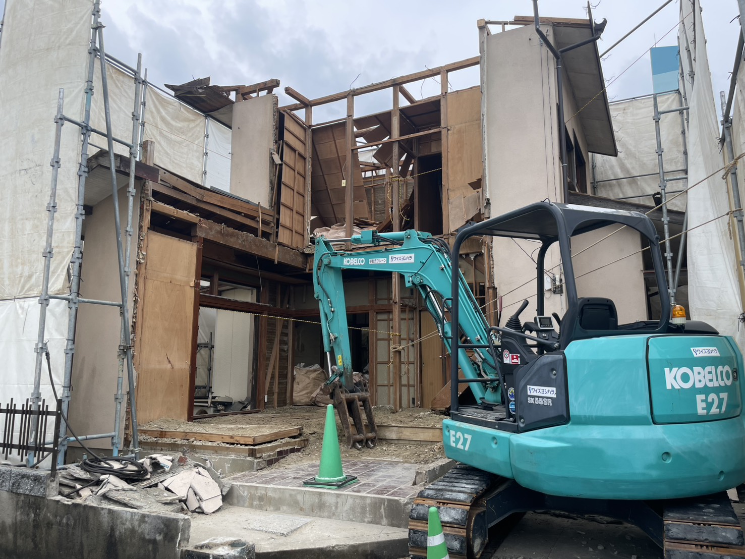 重機と解体中の木造住宅。福岡市早良区・原の解体工事現場