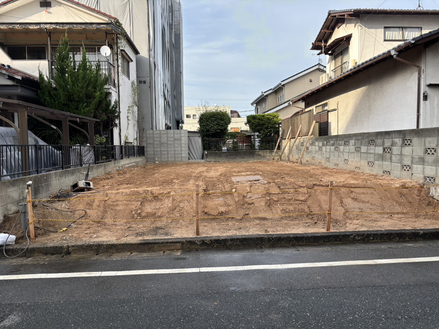 解体後、きれいに整地された更地の全景