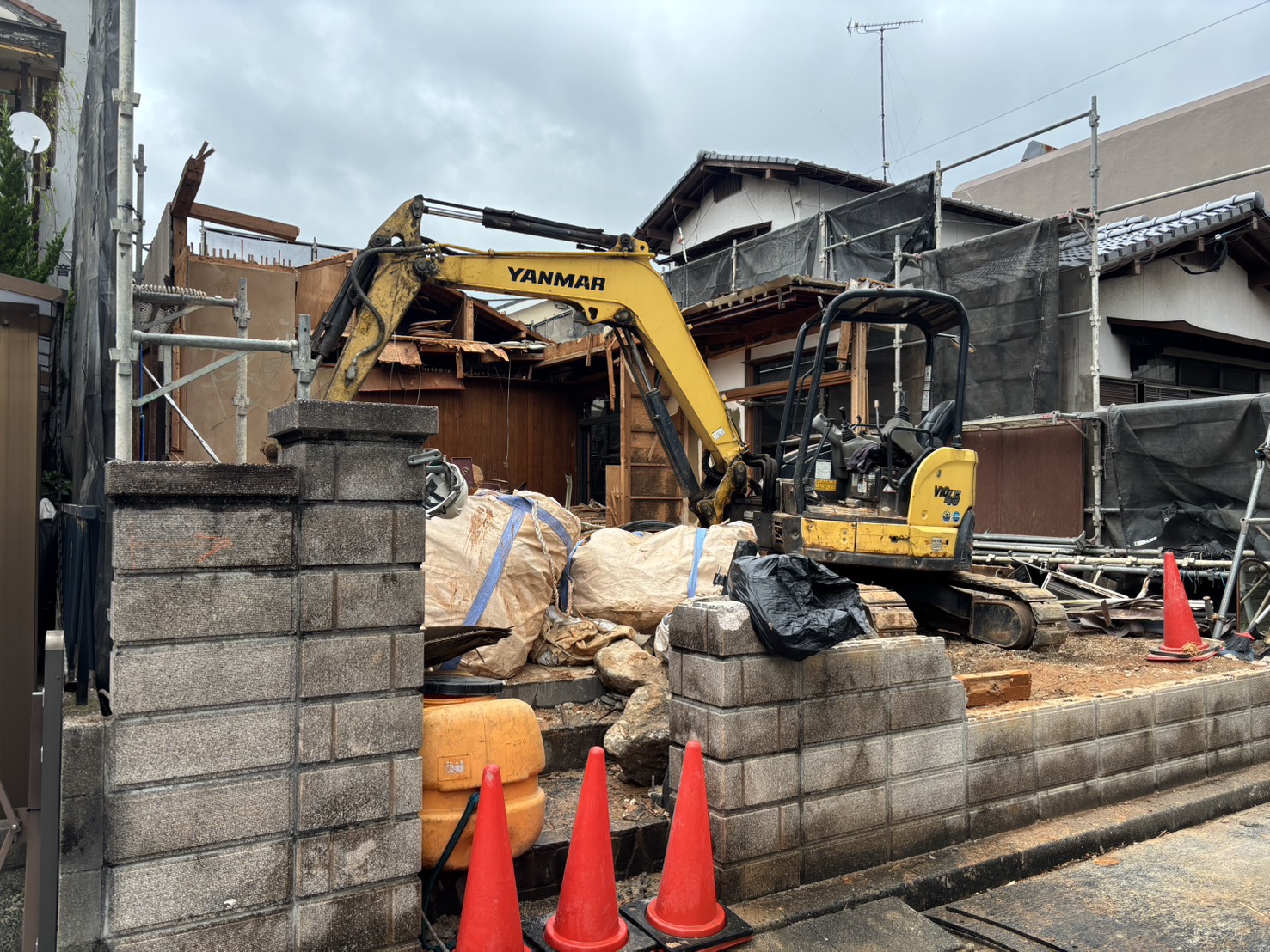 福岡市南区塩原・防音養生に囲まれた解体現場と重機