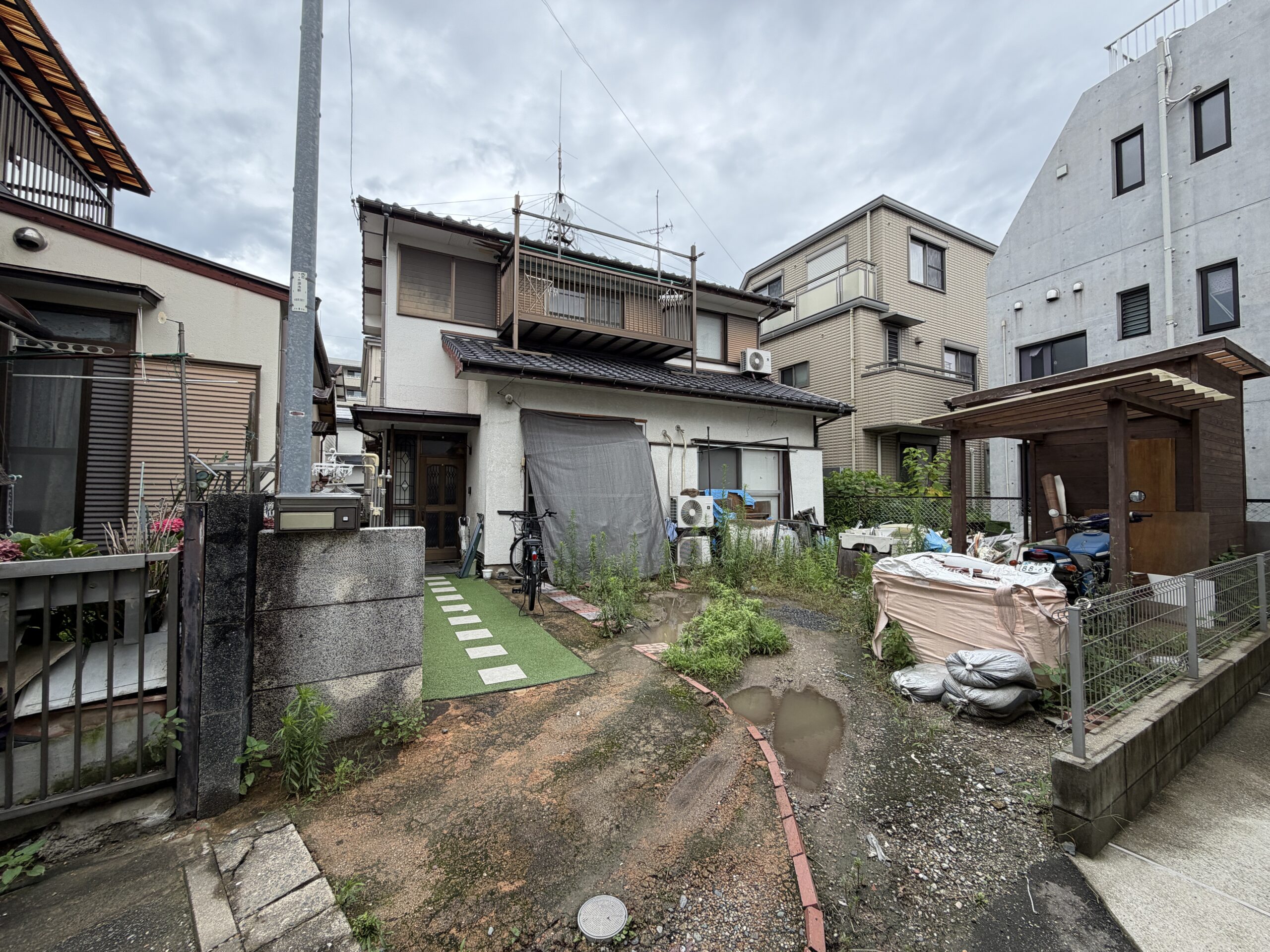 前面に空地が広がる、着工前のお住まいの引きの全景