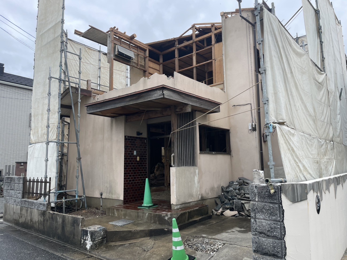 福岡市早良区・原の解体現場の全景。手壊し工程で屋根の小屋組が現れた木造住宅