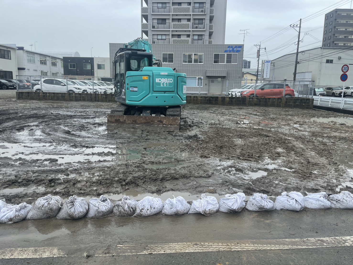整地を終えた更地と作業を終えた重機