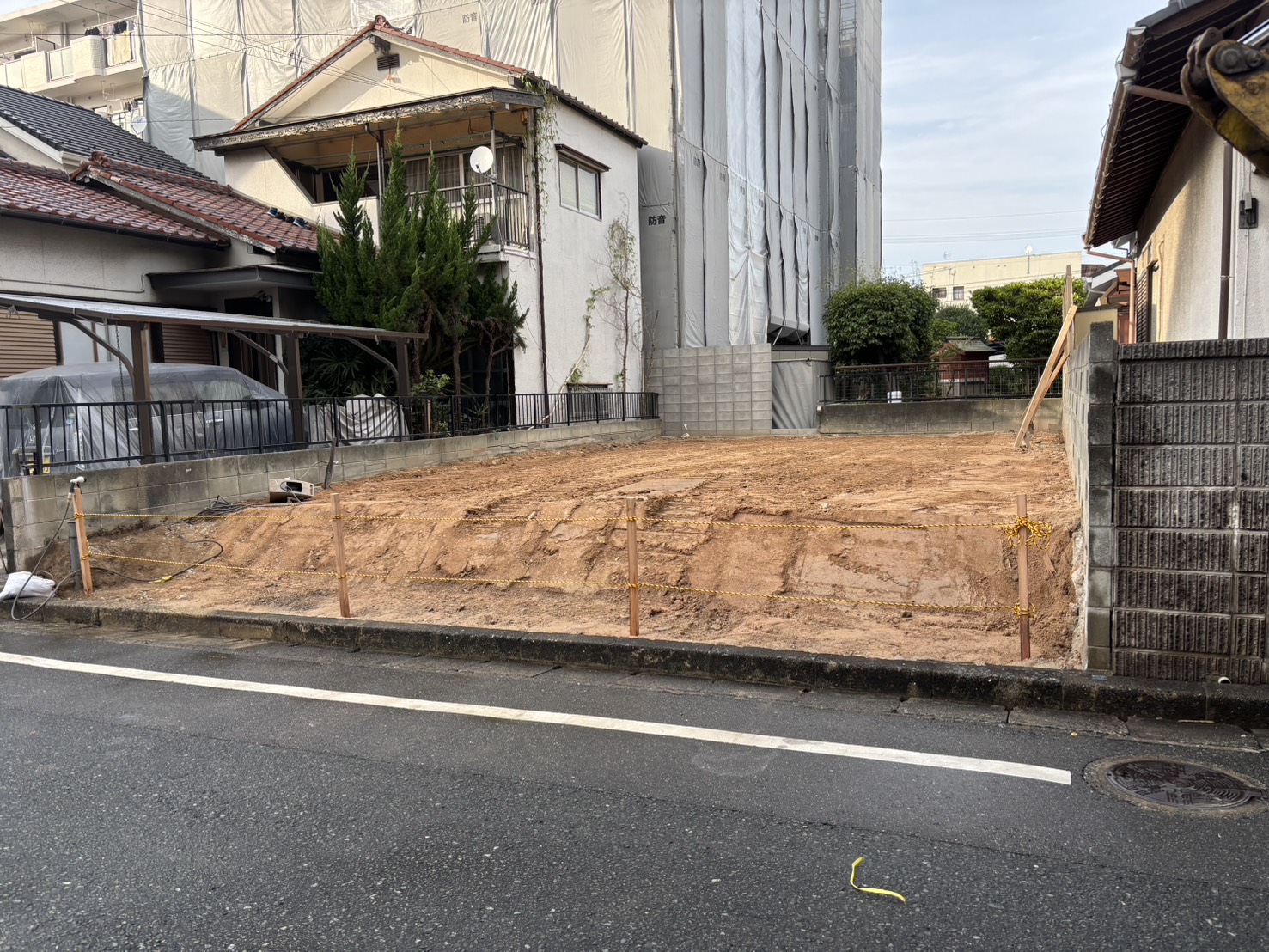 住宅街の中、きれいに整地された更地の様子