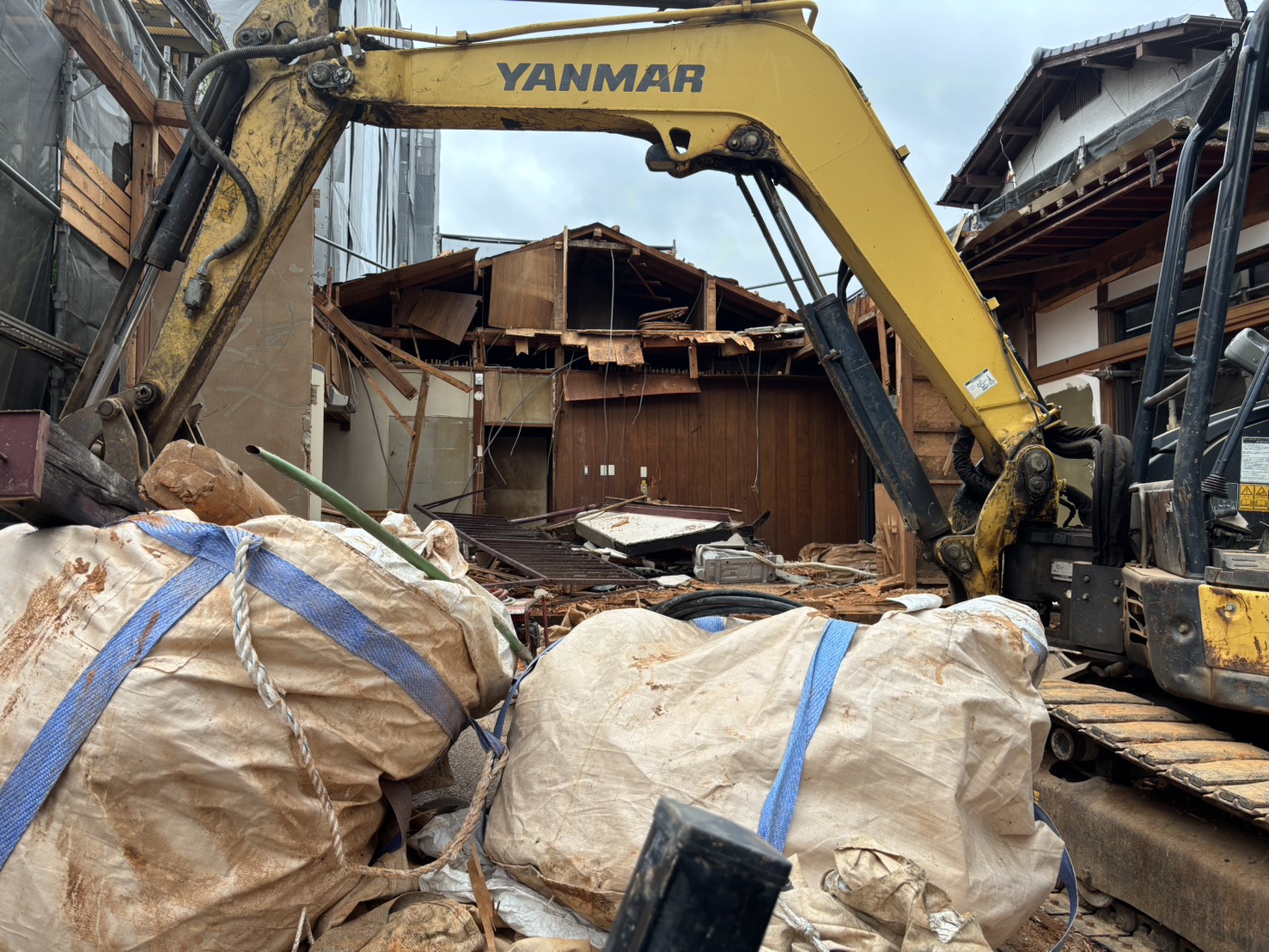 重機で解体が進む木造2階建て住宅