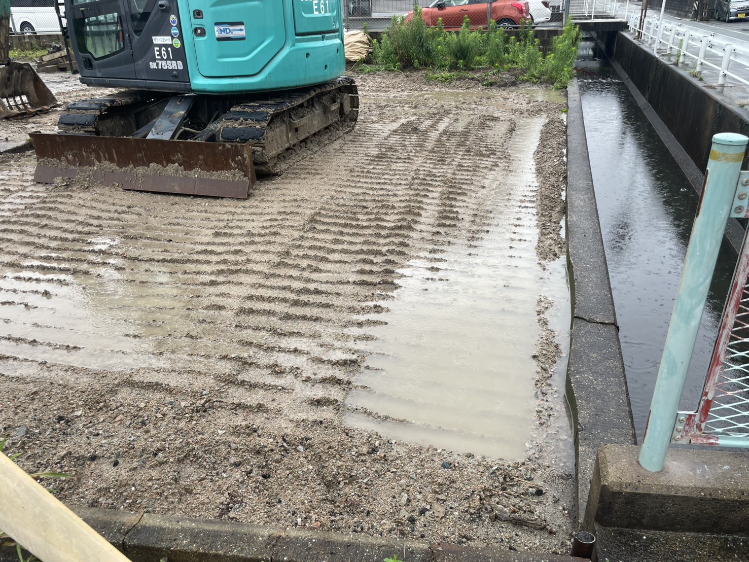 排水路際まで丁寧に整地を進める重機