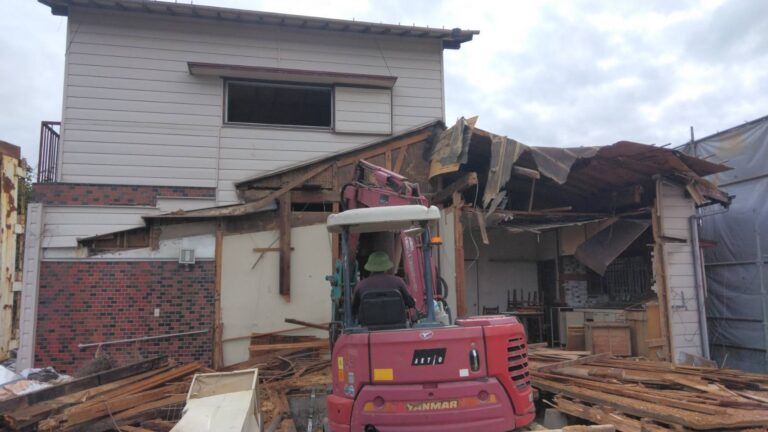 【糟屋郡志免町】時を重ねた木造住宅、心を込めて解体を進めています🏠