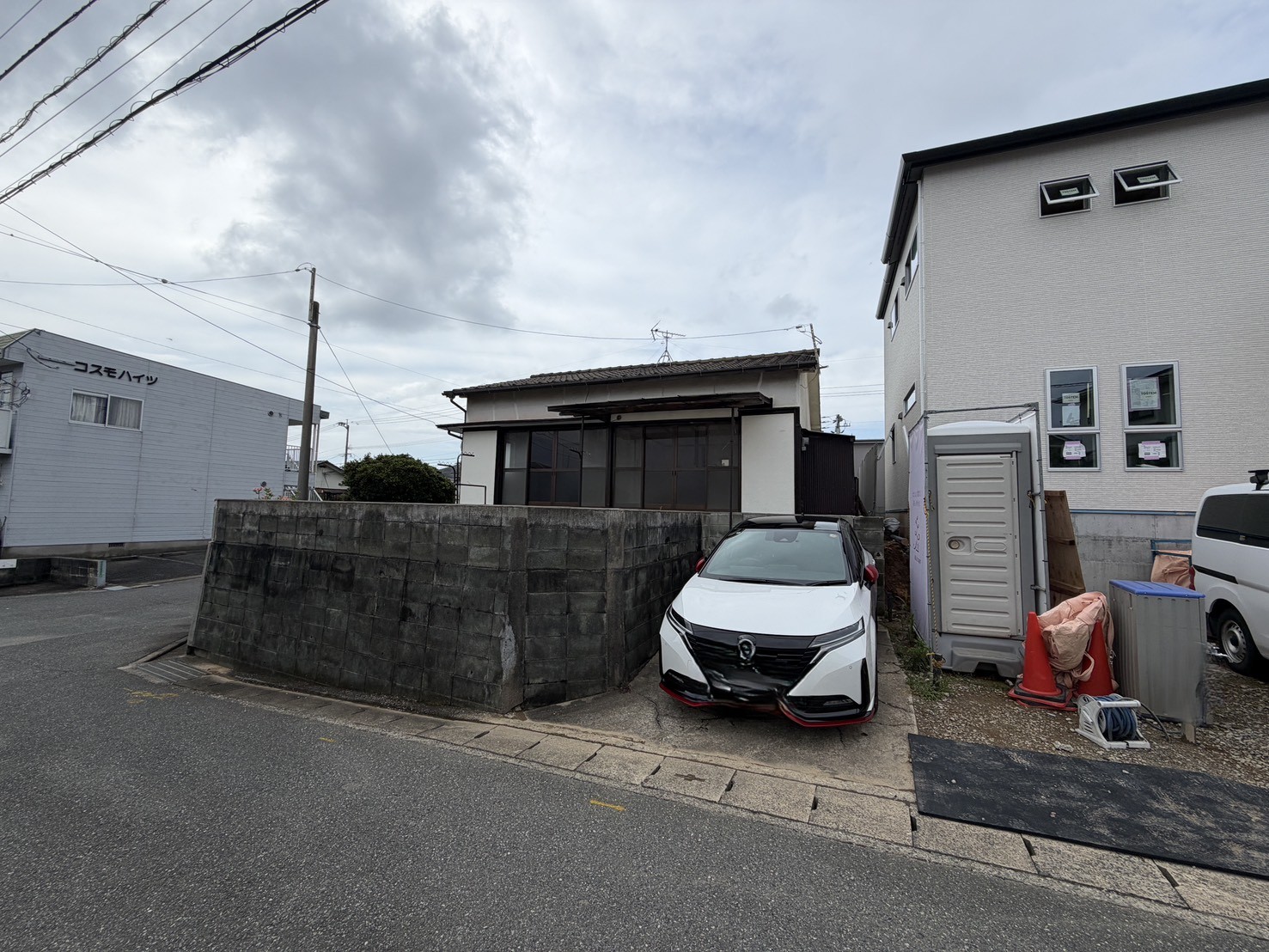 仮設トイレやカラーコーンが設置された、着工前の準備が整った現場の様子。福岡市早良区・有田