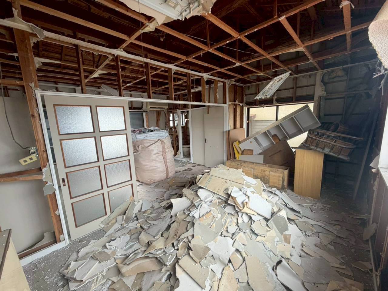 内装材を手作業で取り外した後の天井と小屋組の様子