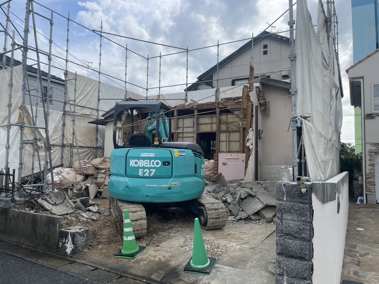 工事後半の解体現場の全景。序盤と比べて解体が大きく進んだ様子