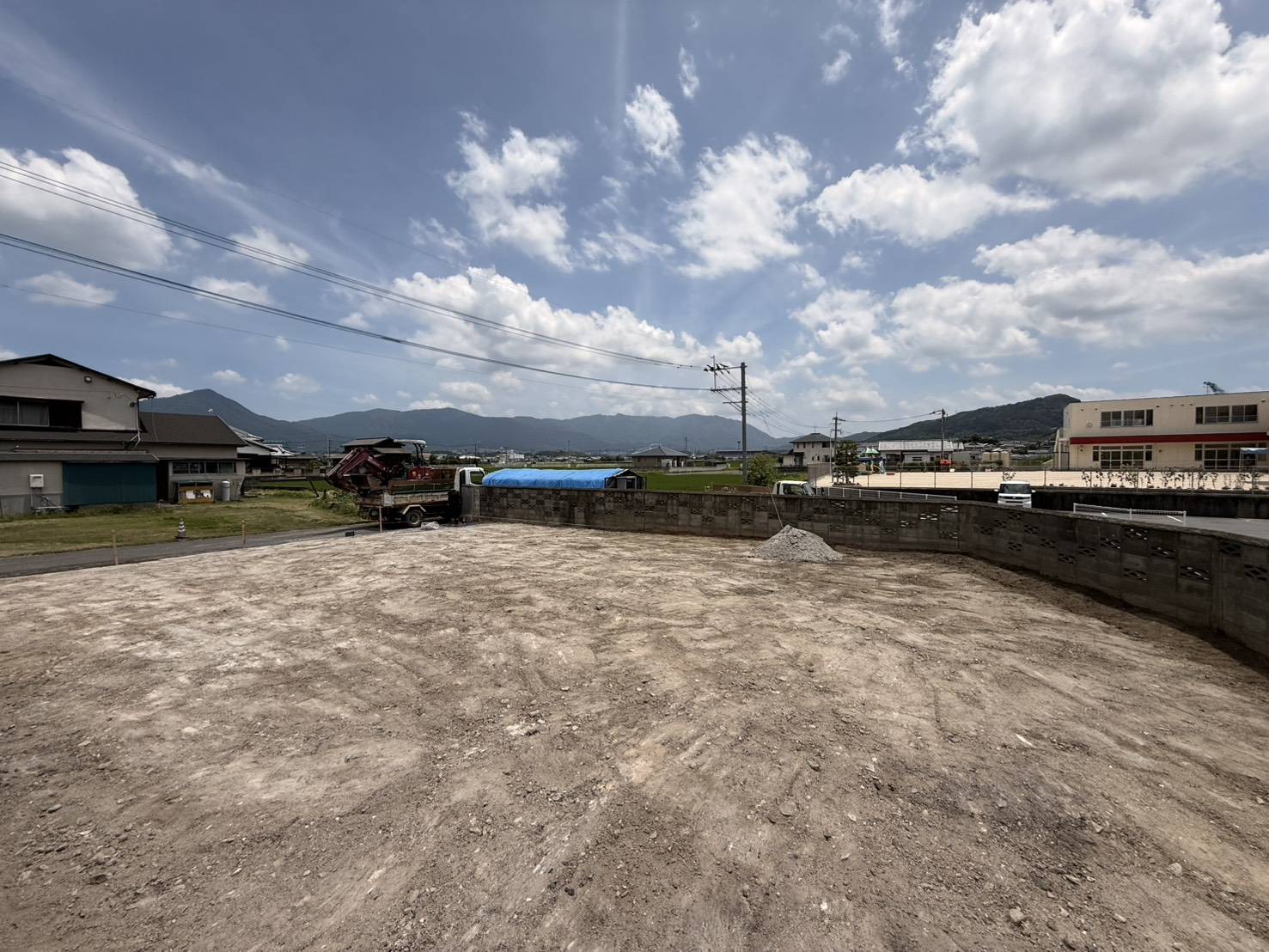 山並みを背にした、志免町吉原の更地の広々とした眺め