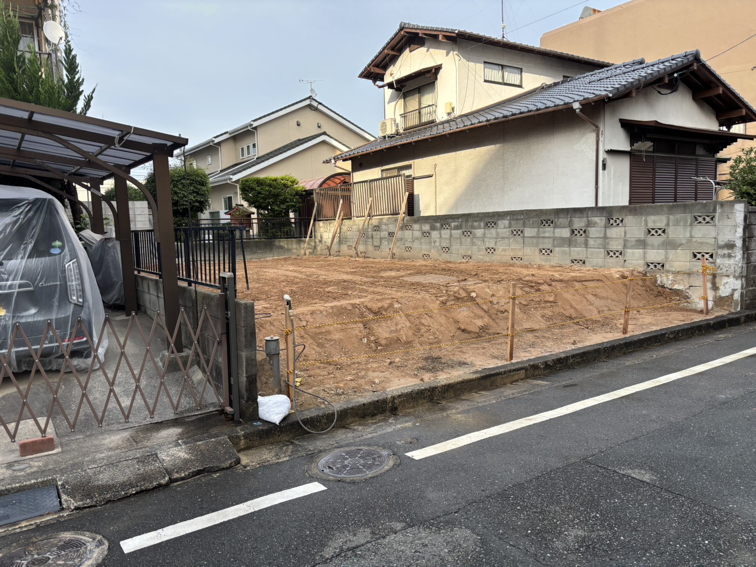 道路側から見た完成後の更地の様子