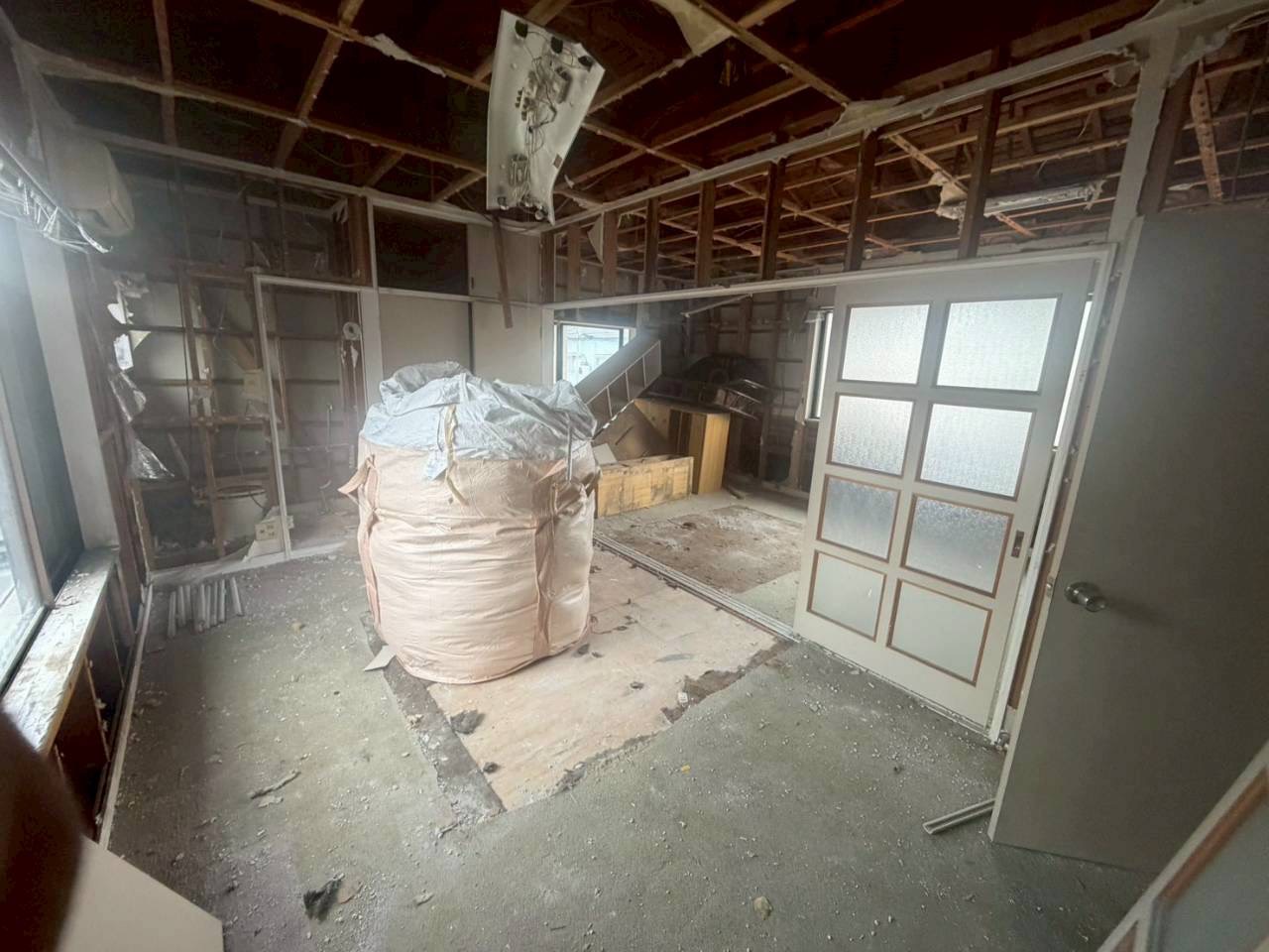 建具の取り外しと種類ごとの分別作業の様子