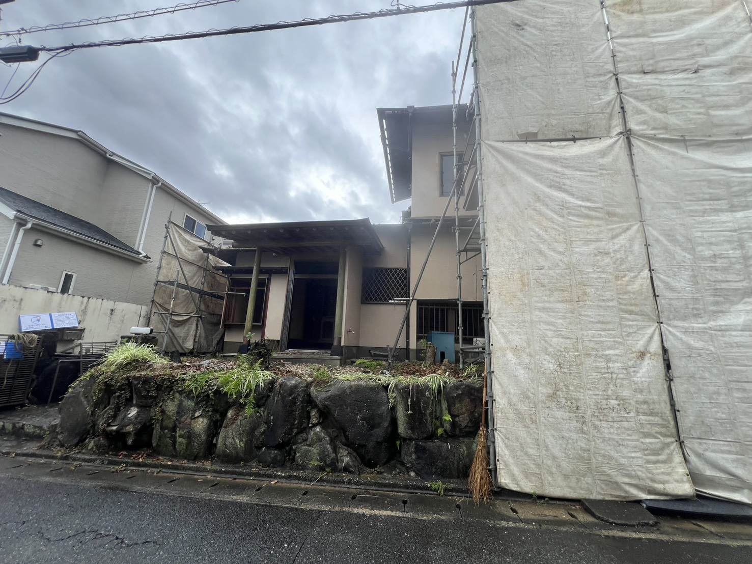 メッシュ養生シートにぐるりと囲まれた、福岡市南区和田の解体現場の全景
