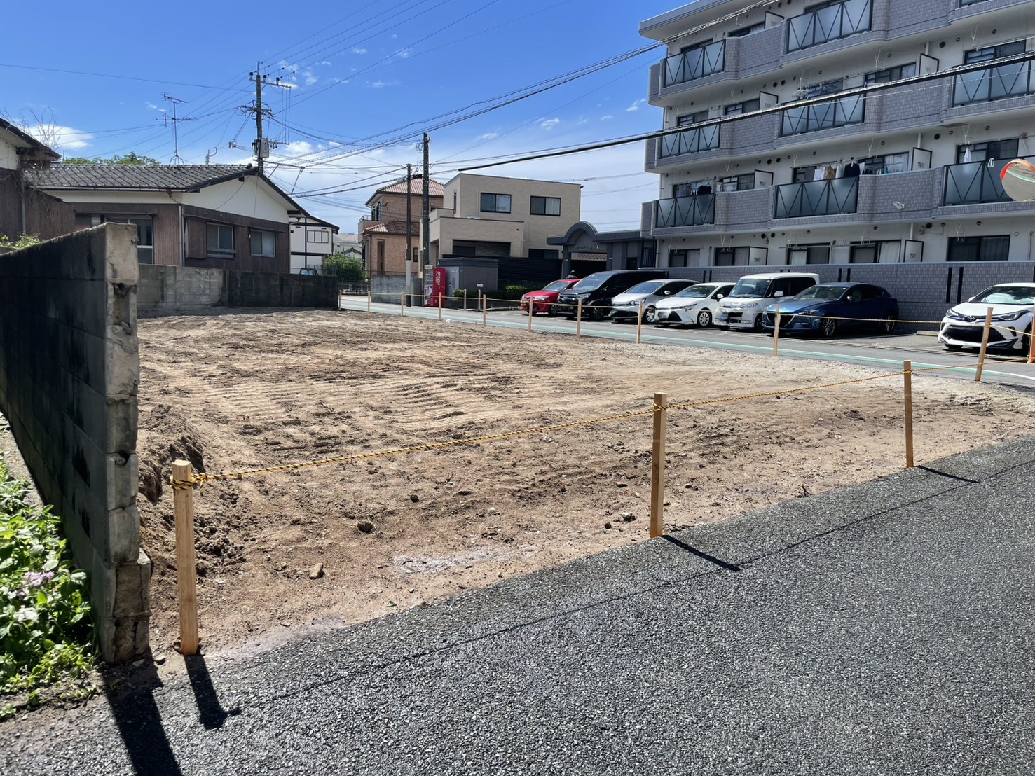 道路側から見た完成後の更地の全景