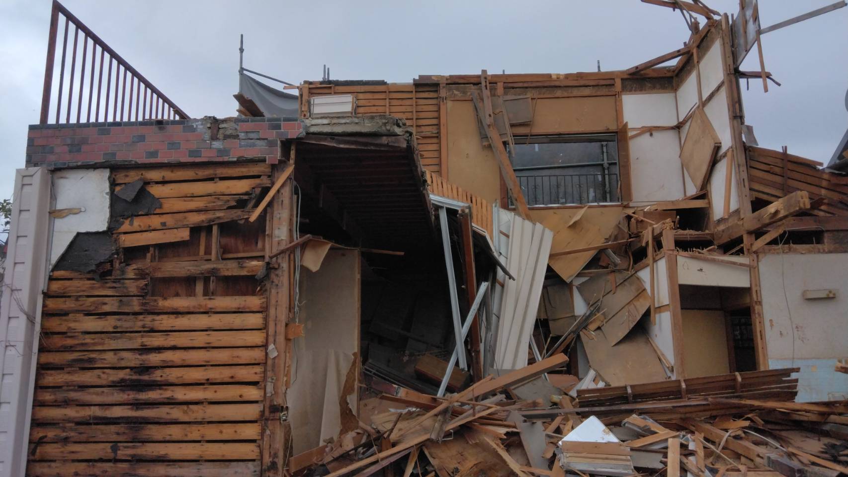 解体中の建物の断面。家を支えてきた梁や筋交いが見える