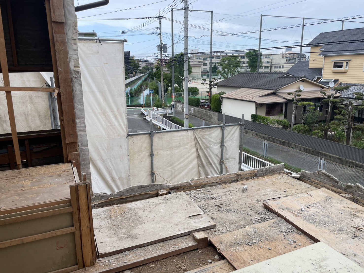 解体中の2階から職人が見た風景。水路の先に学校の校舎が見える
