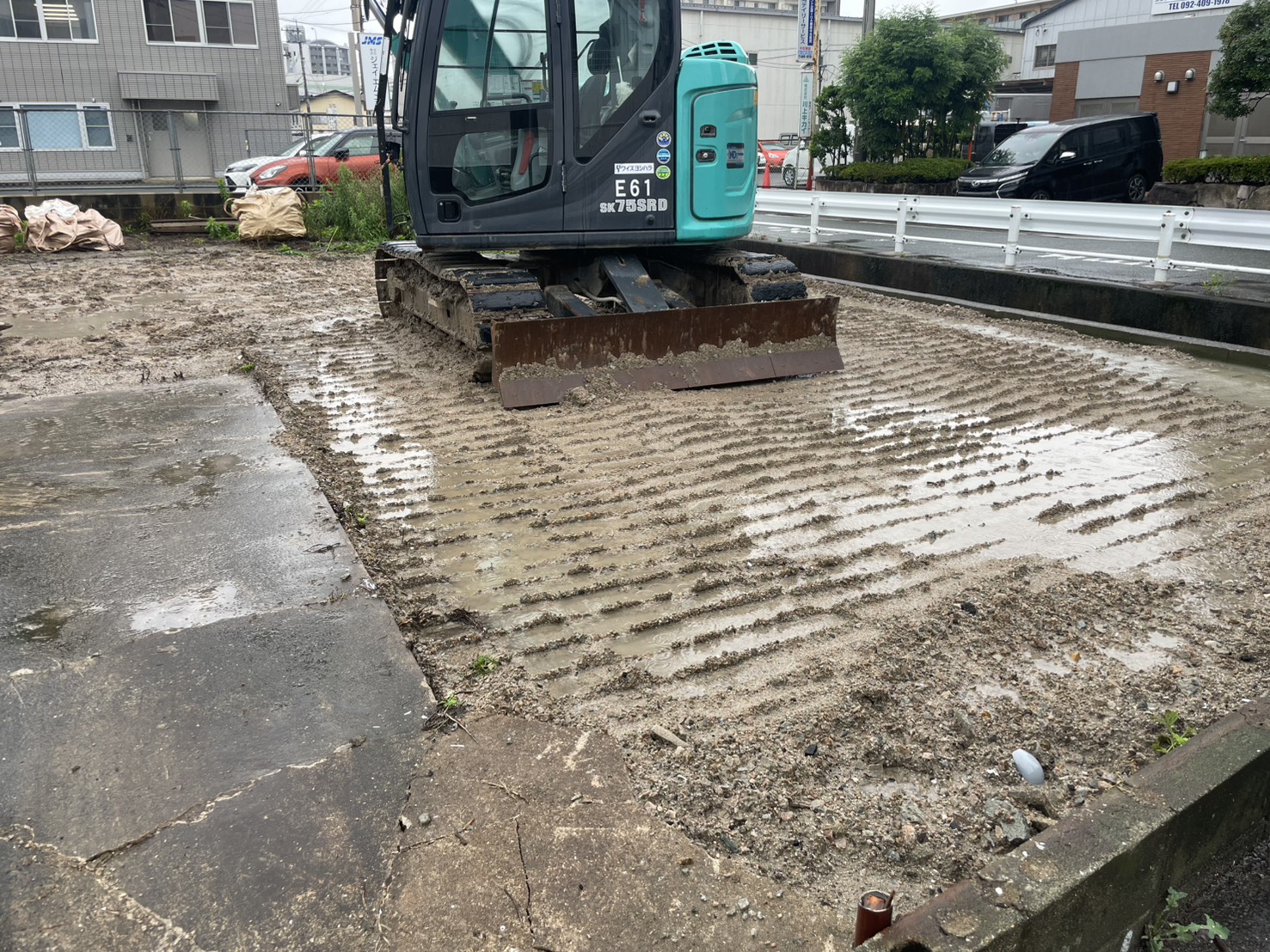 鉄板養生とカラーコーンで区画された出入口