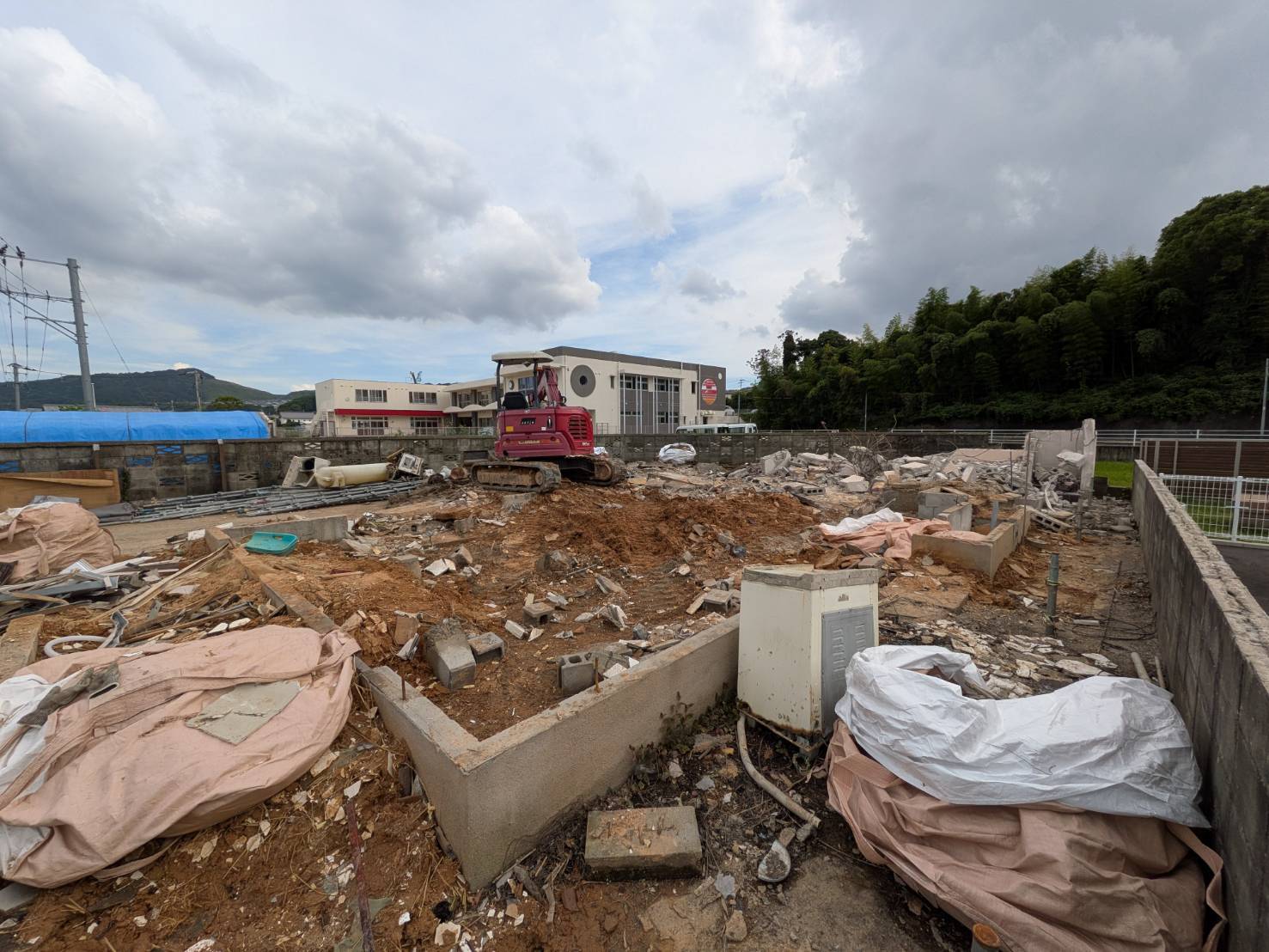 上物の解体が完了し、空が大きく広がった現場