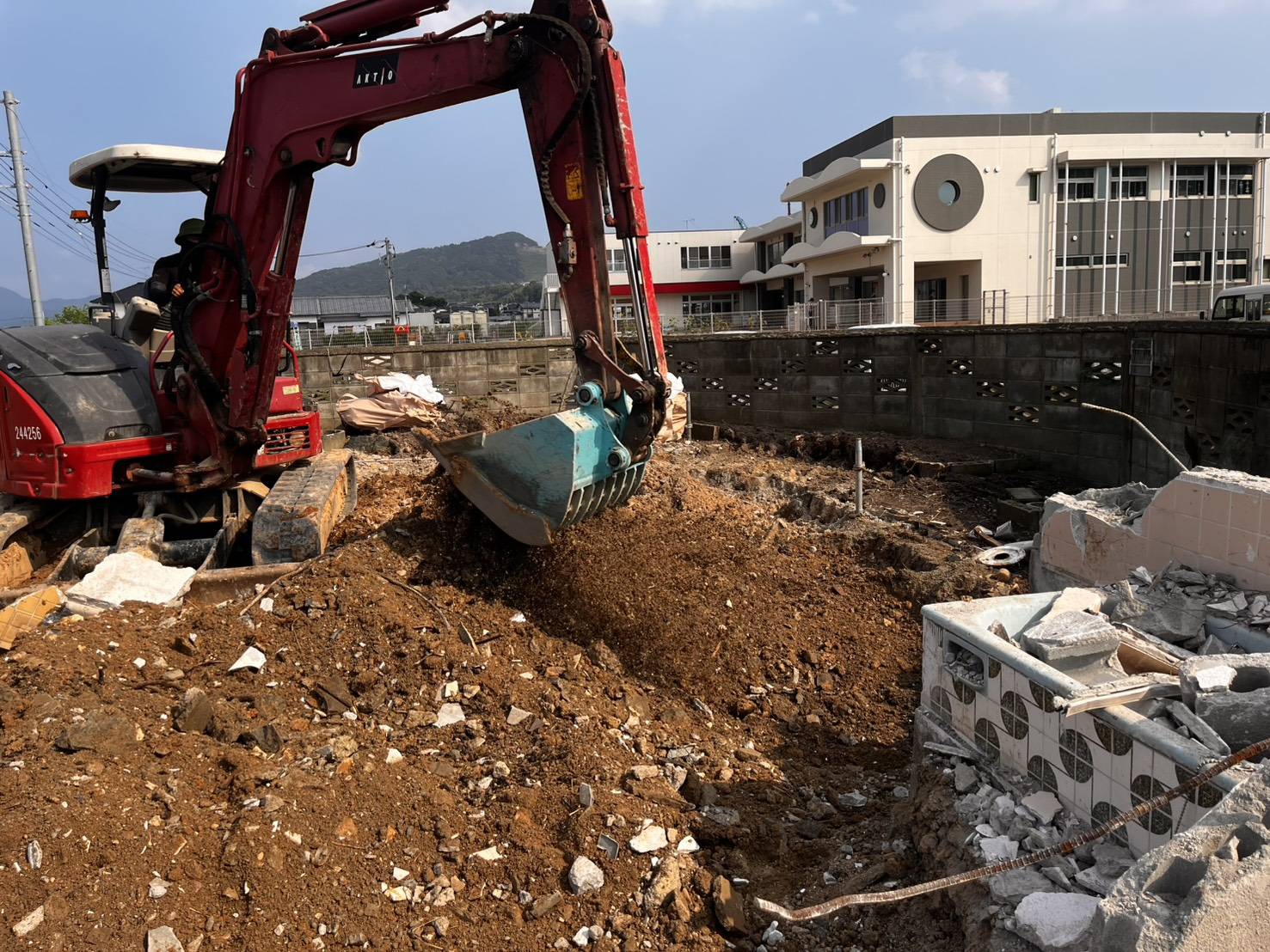 建物の基礎や浴室のタイルを取り除く作業の様子