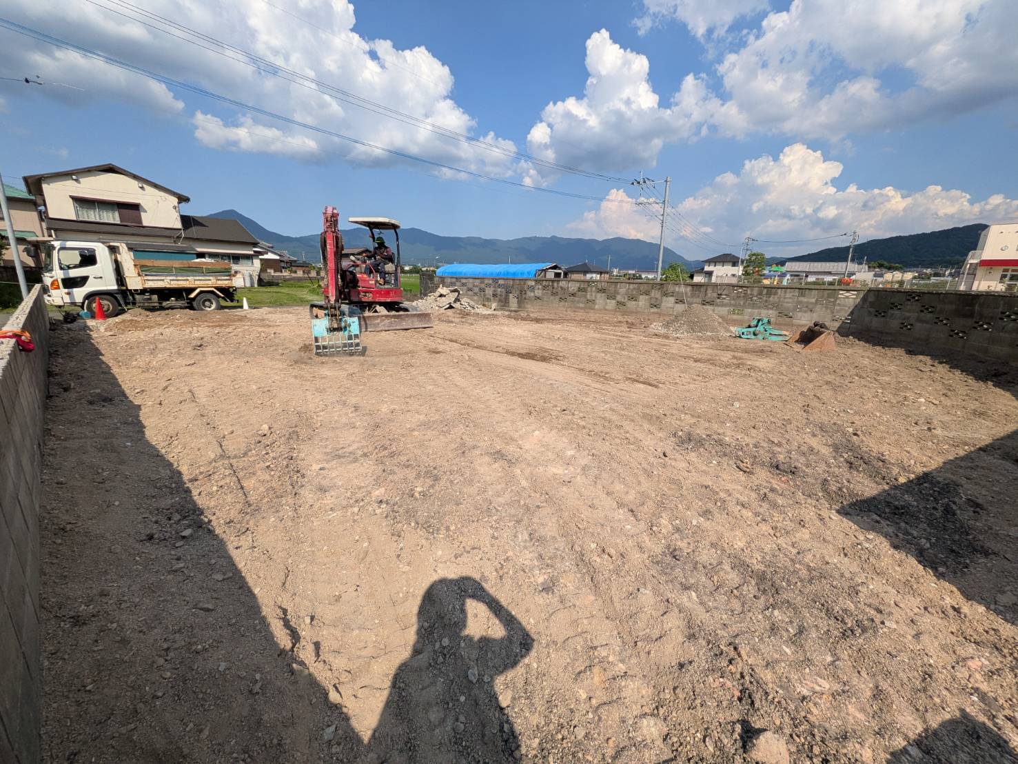 仕上げの整地。地面を平らに均していく様子