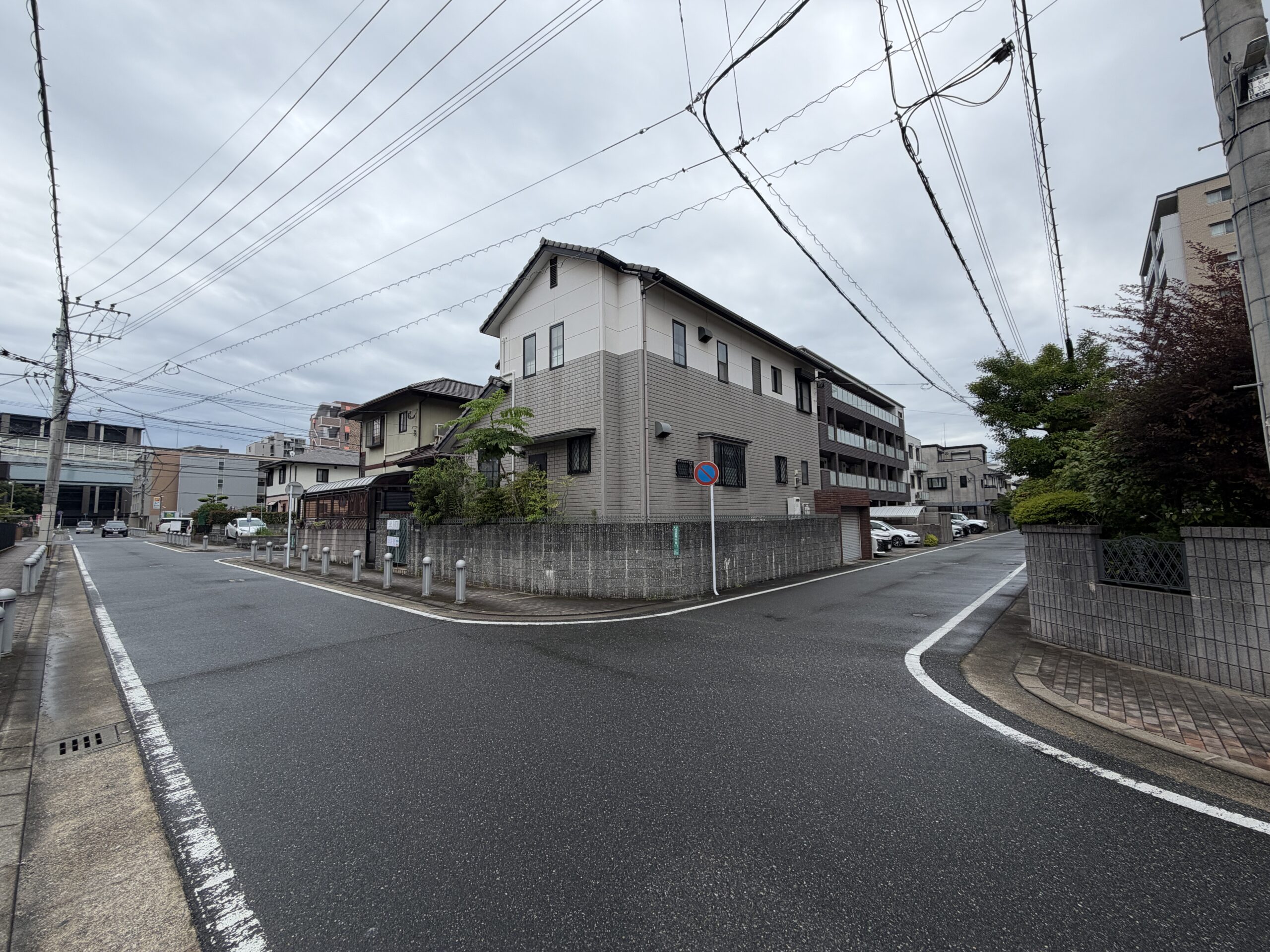 角地に建つ姪浜駅南のお住まいの全景