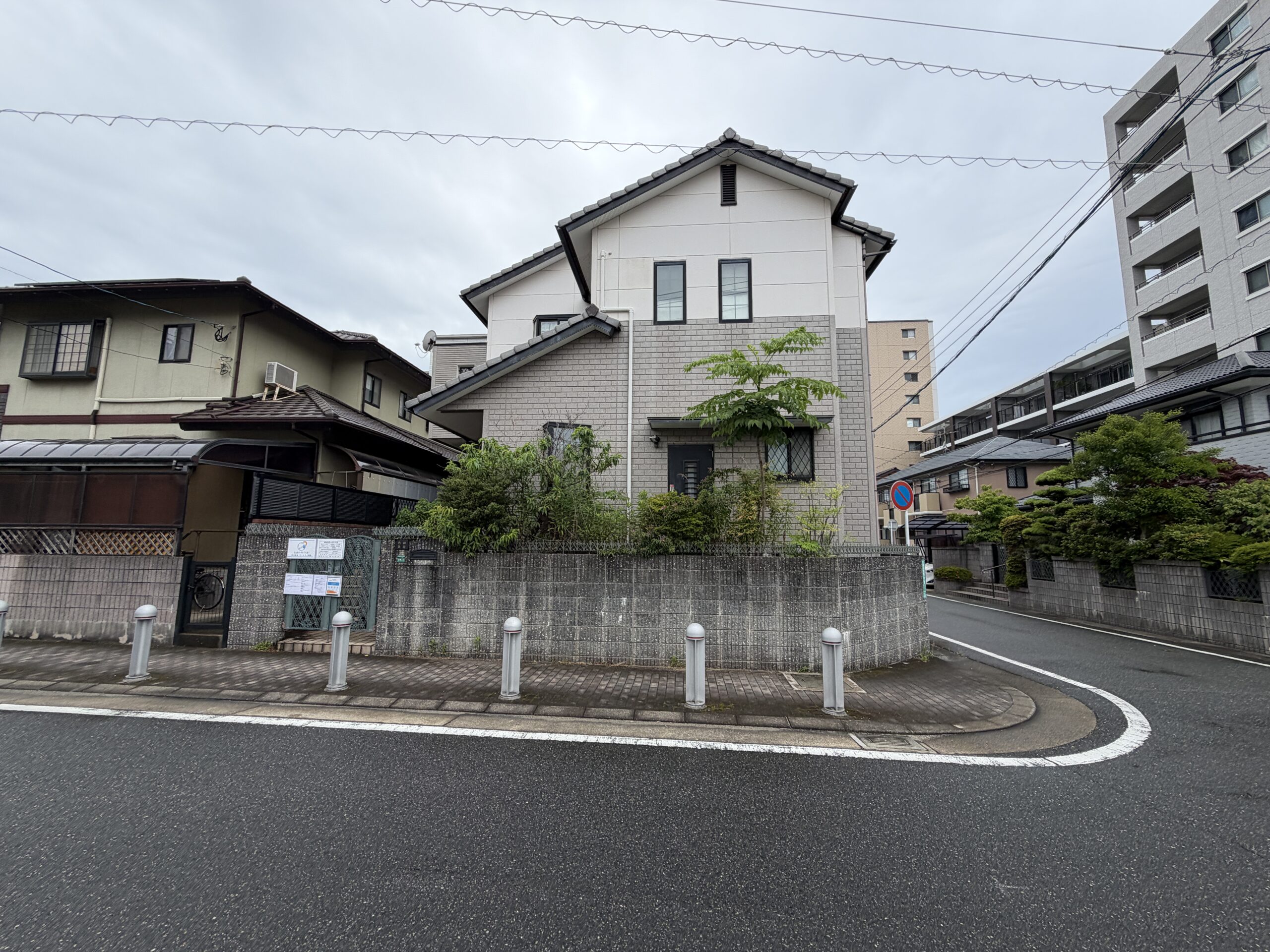 福岡市西区・姪浜駅南の解体を控えた木造2階建て住宅の正面