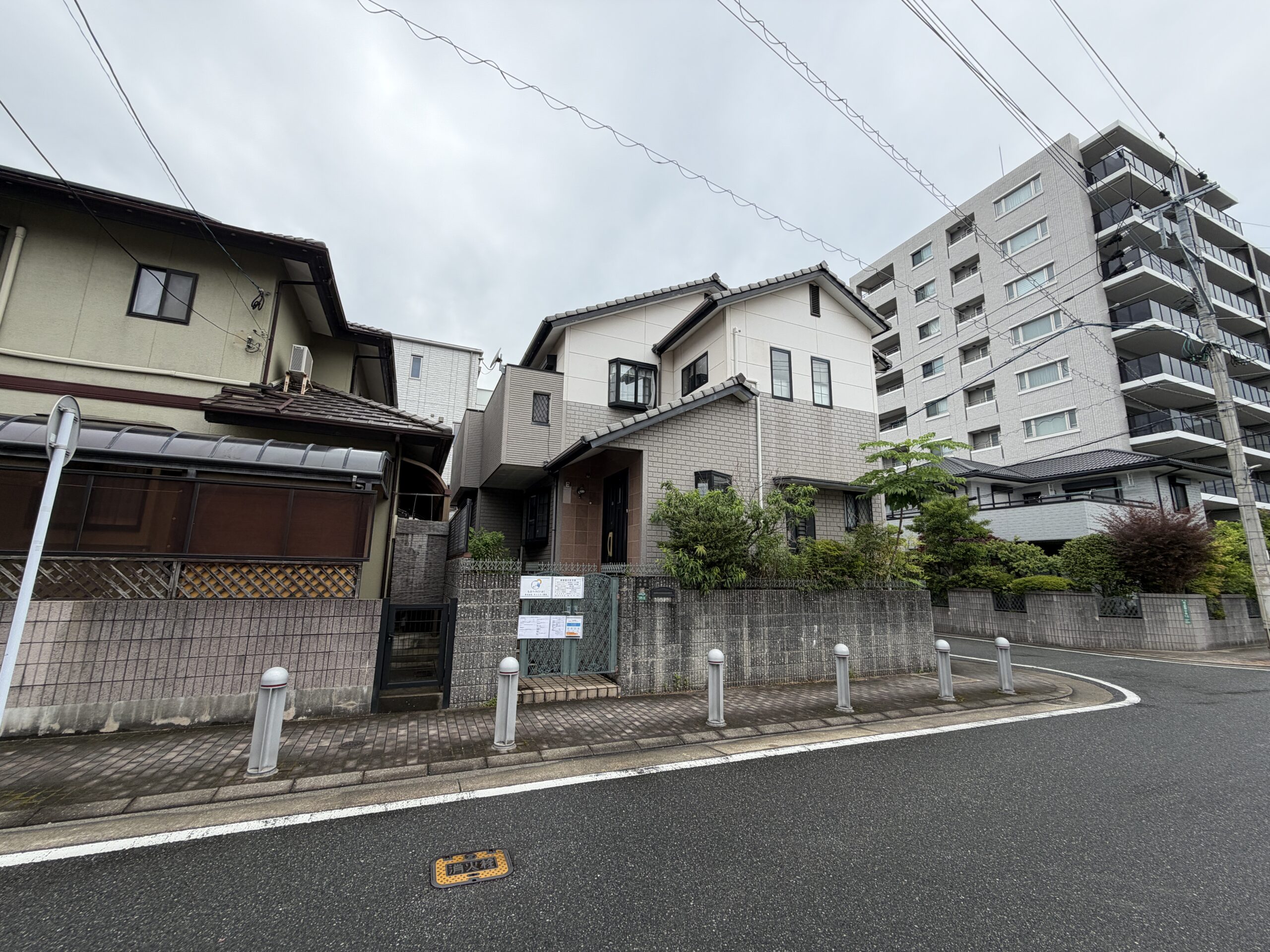玄関まわりが見える、着工前のお住まいの様子