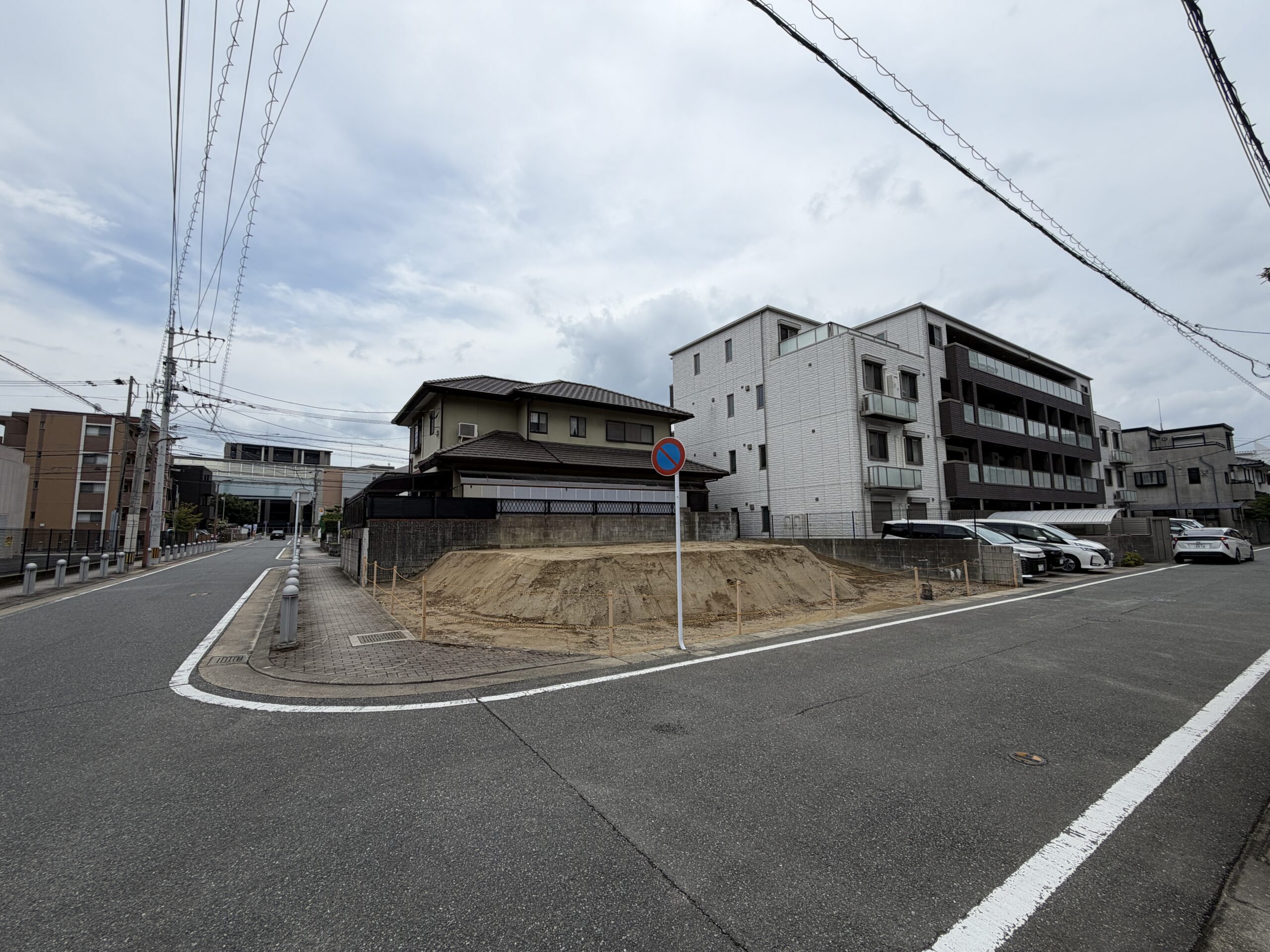 駐車禁止の表示があり、2方向の道路に面した角地の様子