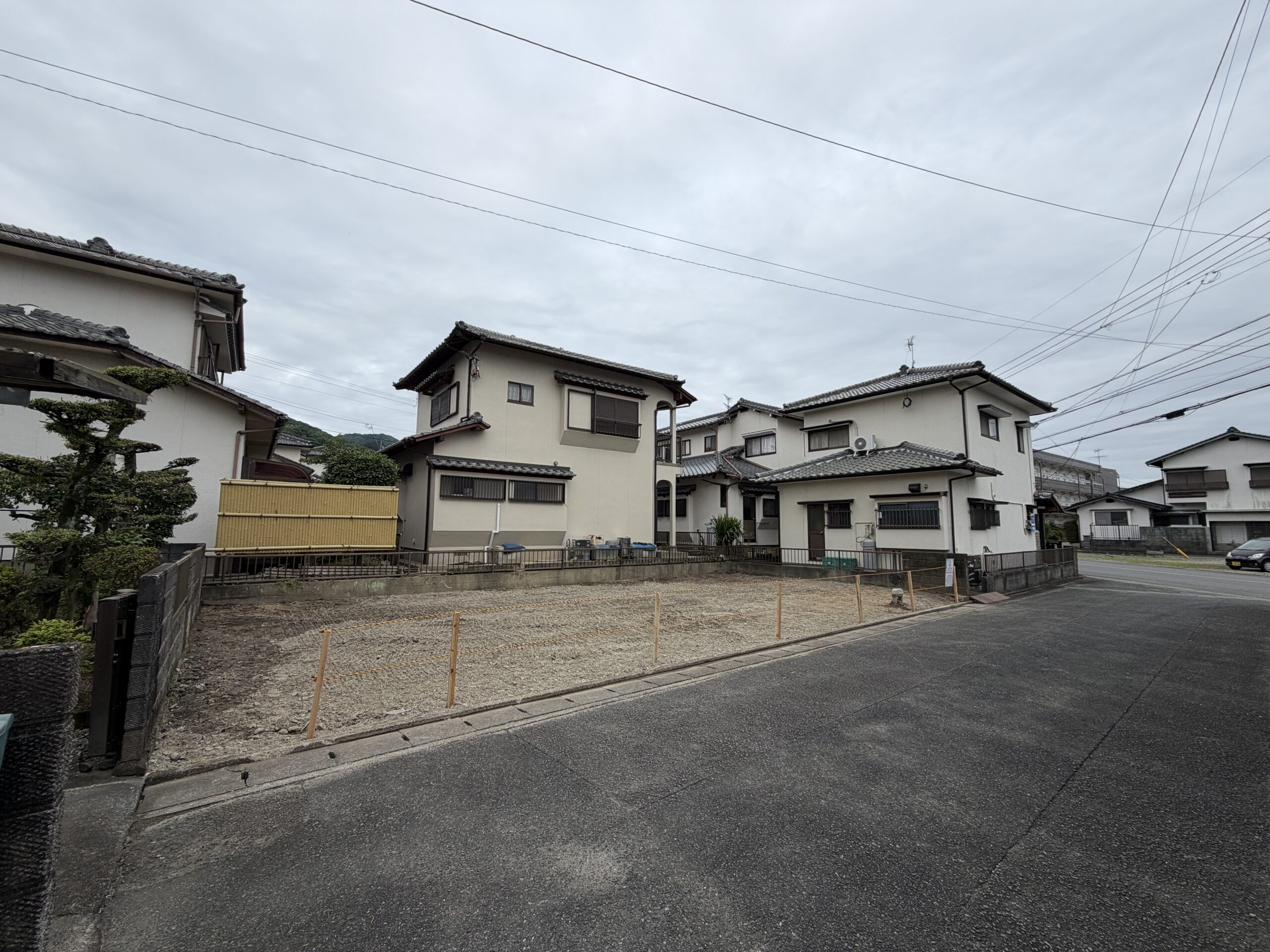 前面道路と敷地の関係が分かる、更地になった御井町の現場