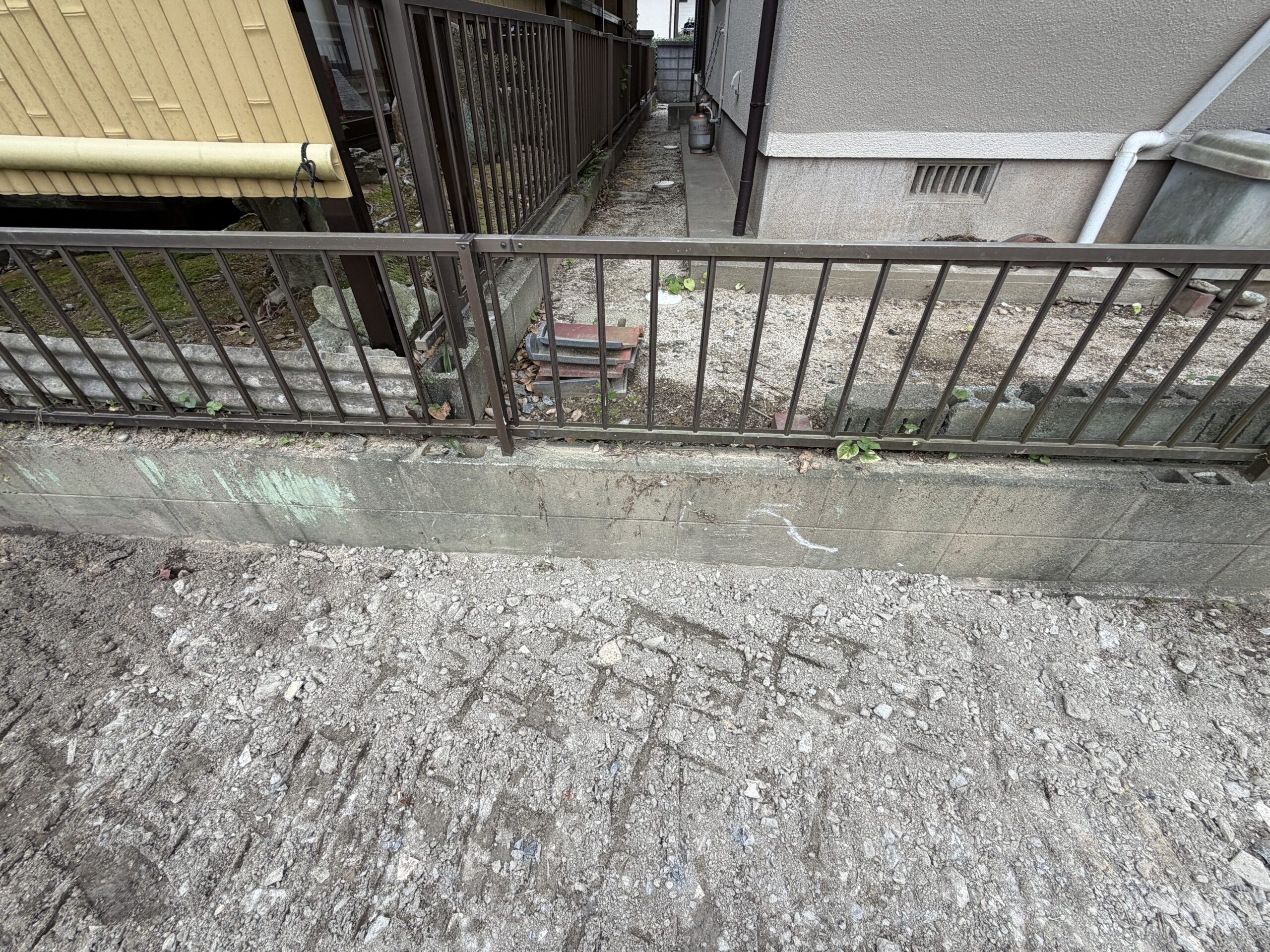 隣地との境界もきちんと整えた完工の様子