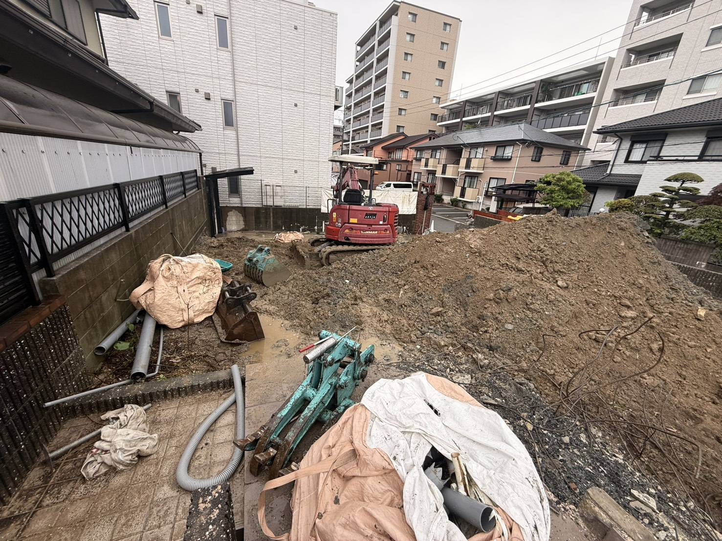 基礎の撤去を終え、整地と分別を進める様子