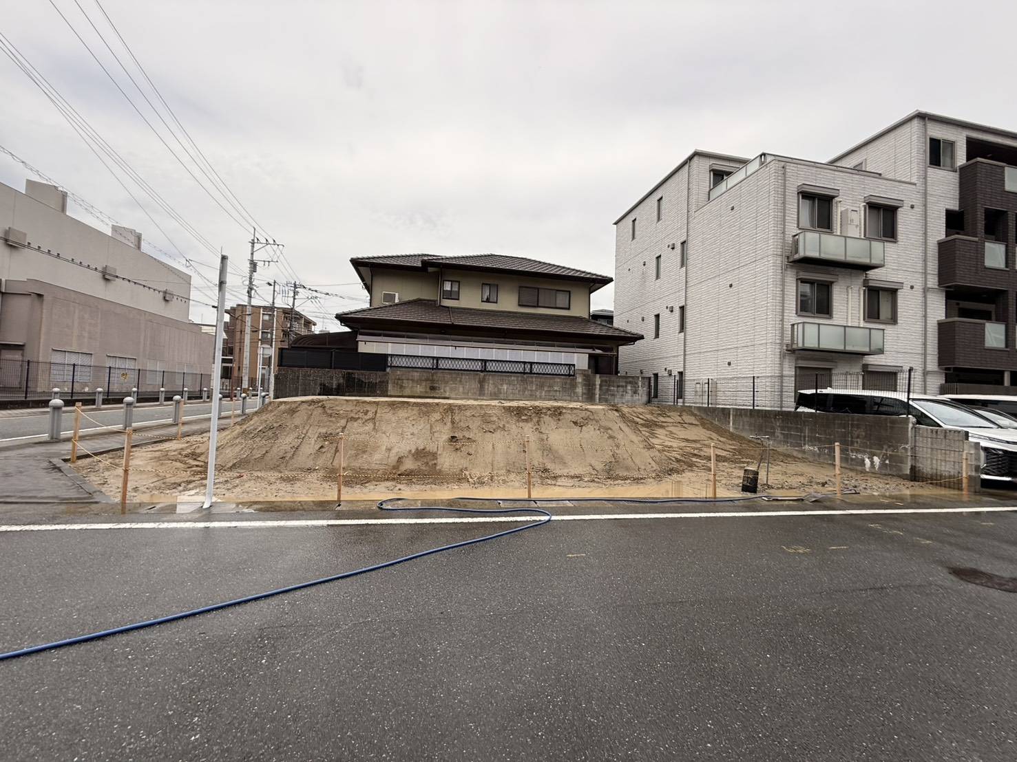 正面から見た、解体完了後の敷地の全景