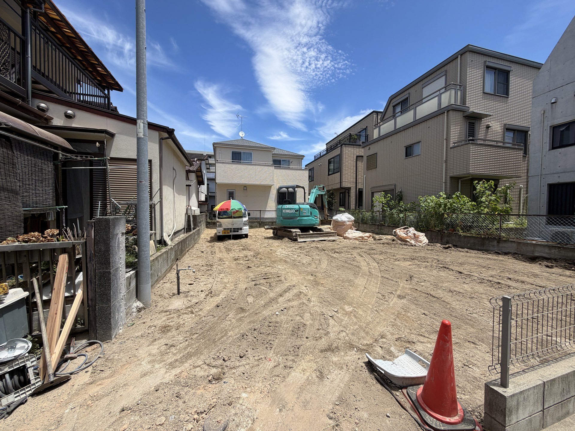 解体後の敷地を広角で撮影。隣接する住宅との距離の近さがわかる