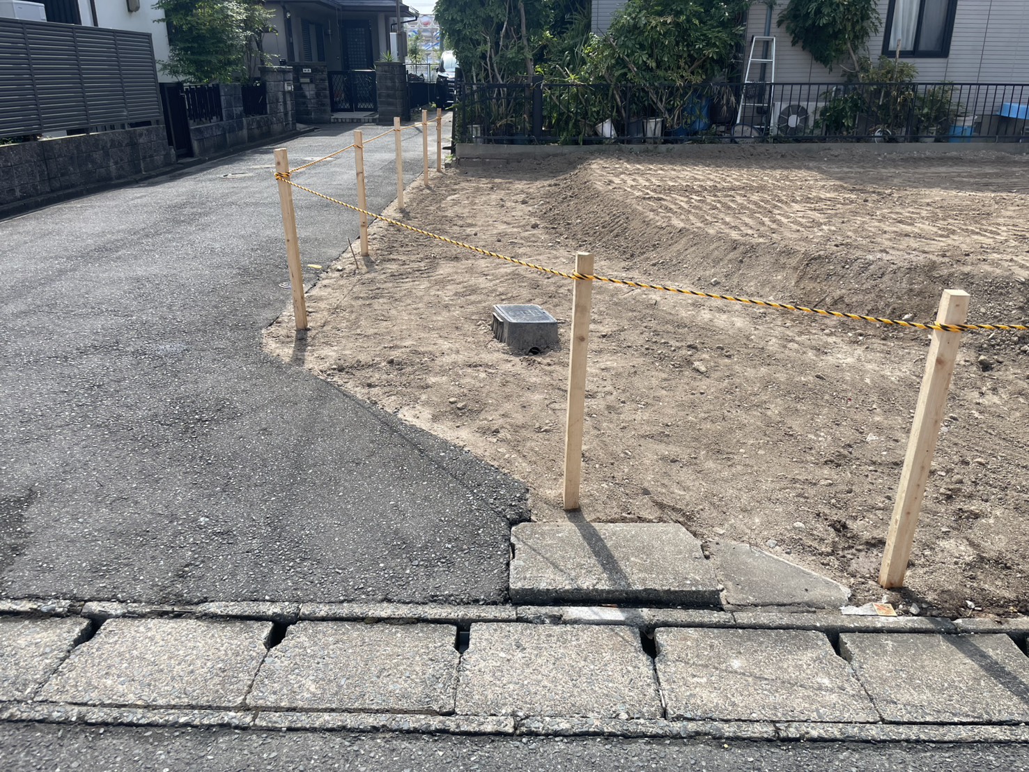 解体完了後の敷地境界と汚水枡。隣地との境界まわりの状態